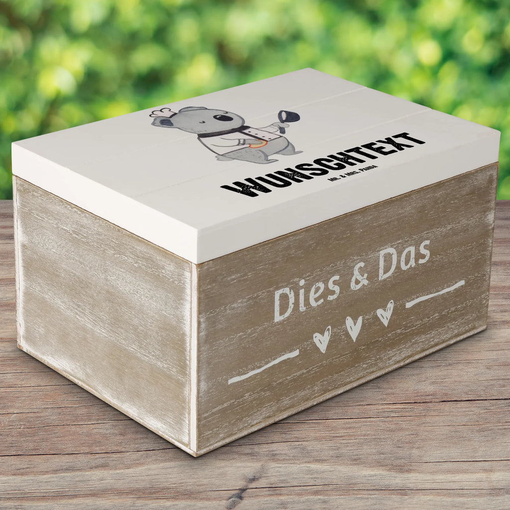 Personalisierte Holzkiste Beikoch Herz Holzkiste mit Namen, Kiste mit Namen, Schatzkiste mit Namen, Truhe mit Namen, Schatulle mit Namen, Erinnerungsbox mit Namen, Erinnerungskiste, mit Namen, Dekokiste mit Namen, Aufbewahrungsbox mit Namen, Holzkiste Personalisiert, Kiste Personalisiert, Schatzkiste Personalisiert, Truhe Personalisiert, Schatulle Personalisiert, Erinnerungsbox Personalisiert, Erinnerungskiste Personalisiert, Dekokiste Personalisiert, Aufbewahrungsbox Personalisiert, Geschenkbox personalisiert, GEschenkdose personalisiert, Beruf, Ausbildung, Jubiläum, Abschied, Rente, Kollege, Kollegin, Geschenk, Schenken, Arbeitskollege, Mitarbeiter, Firma, Danke, Dankeschön, Beikoch, Spülhilfe, Hilfskoch, Jungkoch, Küchenhilfe, Gastronomie, Restaurant, Koch