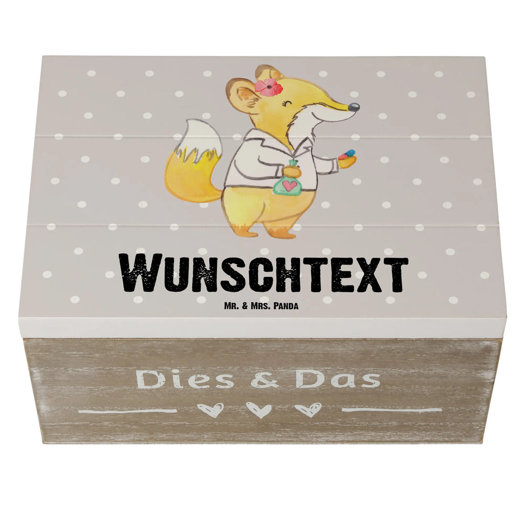 Personalisierte Holzkiste Apothekerin Herz Holzkiste mit Namen, Kiste mit Namen, Schatzkiste mit Namen, Truhe mit Namen, Schatulle mit Namen, Erinnerungsbox mit Namen, Erinnerungskiste, mit Namen, Dekokiste mit Namen, Aufbewahrungsbox mit Namen, Holzkiste Personalisiert, Kiste Personalisiert, Schatzkiste Personalisiert, Truhe Personalisiert, Schatulle Personalisiert, Erinnerungsbox Personalisiert, Erinnerungskiste Personalisiert, Dekokiste Personalisiert, Aufbewahrungsbox Personalisiert, Geschenkbox personalisiert, GEschenkdose personalisiert, Beruf, Ausbildung, Jubiläum, Abschied, Rente, Kollege, Kollegin, Geschenk, Schenken, Arbeitskollege, Mitarbeiter, Firma, Danke, Dankeschön, Apothekerin, Pharmazie, Staatsexamen, Approbation, Eröffnung Apotheke