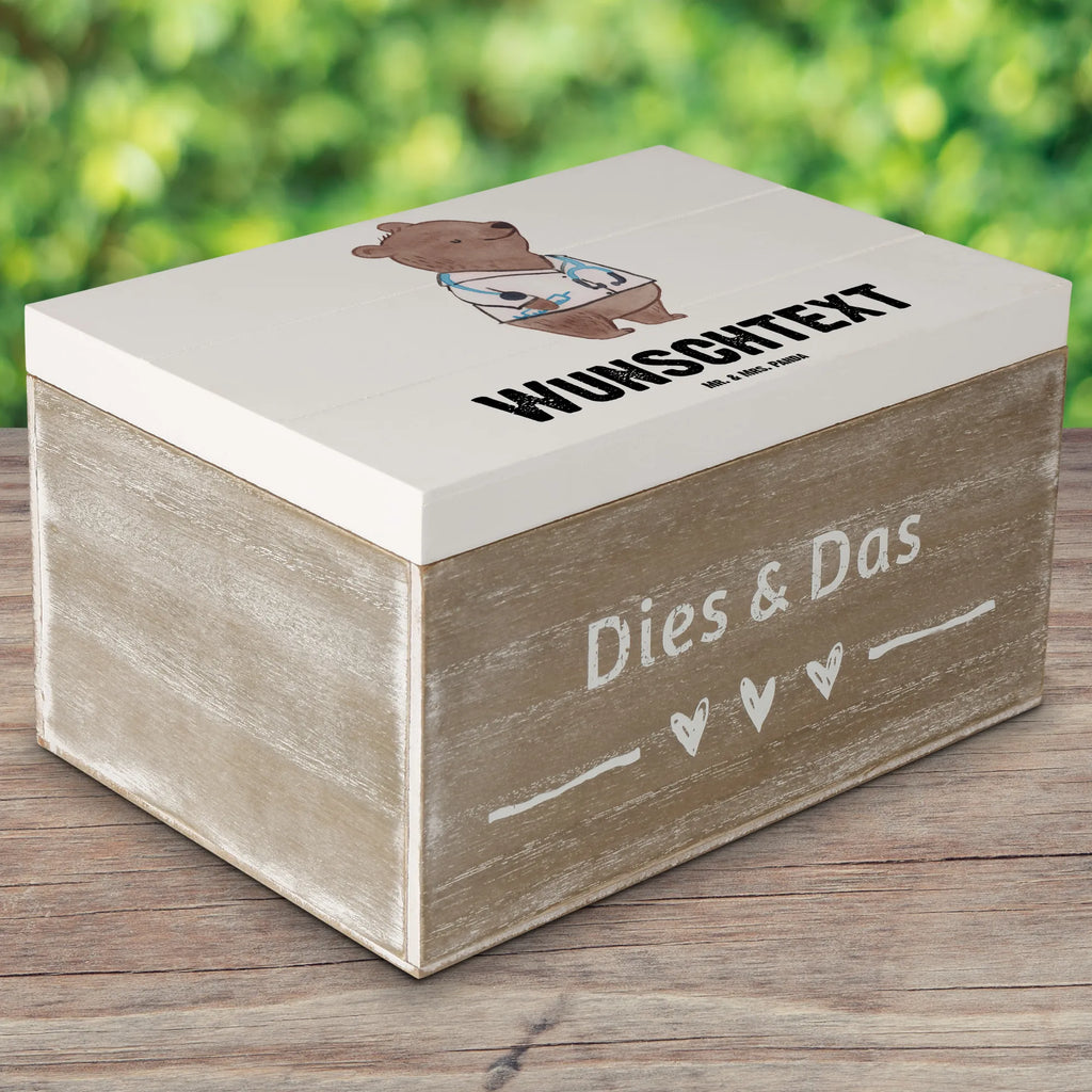 Personalisierte Holzkiste Arzt Herz Holzkiste mit Namen, Kiste mit Namen, Schatzkiste mit Namen, Truhe mit Namen, Schatulle mit Namen, Erinnerungsbox mit Namen, Erinnerungskiste, mit Namen, Dekokiste mit Namen, Aufbewahrungsbox mit Namen, Holzkiste Personalisiert, Kiste Personalisiert, Schatzkiste Personalisiert, Truhe Personalisiert, Schatulle Personalisiert, Erinnerungsbox Personalisiert, Erinnerungskiste Personalisiert, Dekokiste Personalisiert, Aufbewahrungsbox Personalisiert, Geschenkbox personalisiert, GEschenkdose personalisiert, Beruf, Ausbildung, Jubiläum, Abschied, Rente, Kollege, Kollegin, Geschenk, Schenken, Arbeitskollege, Mitarbeiter, Firma, Danke, Dankeschön, Arzt, Hausarzt, Mediziner, Doktor, Medizinstudium, Doktortitel, Arztpraxis