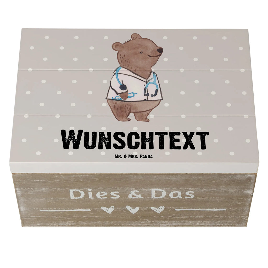 Personalisierte Holzkiste Arzt Herz Holzkiste mit Namen, Kiste mit Namen, Schatzkiste mit Namen, Truhe mit Namen, Schatulle mit Namen, Erinnerungsbox mit Namen, Erinnerungskiste, mit Namen, Dekokiste mit Namen, Aufbewahrungsbox mit Namen, Holzkiste Personalisiert, Kiste Personalisiert, Schatzkiste Personalisiert, Truhe Personalisiert, Schatulle Personalisiert, Erinnerungsbox Personalisiert, Erinnerungskiste Personalisiert, Dekokiste Personalisiert, Aufbewahrungsbox Personalisiert, Geschenkbox personalisiert, GEschenkdose personalisiert, Beruf, Ausbildung, Jubiläum, Abschied, Rente, Kollege, Kollegin, Geschenk, Schenken, Arbeitskollege, Mitarbeiter, Firma, Danke, Dankeschön, Arzt, Hausarzt, Mediziner, Doktor, Medizinstudium, Doktortitel, Arztpraxis