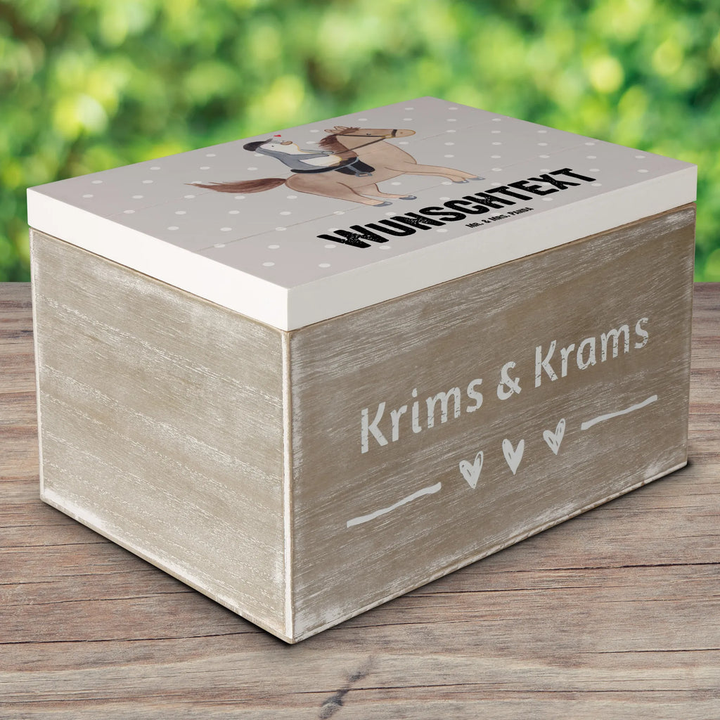 Personalisierte Holzkiste Pferd Reiten Holzkiste mit Namen, Kiste mit Namen, Schatzkiste mit Namen, Truhe mit Namen, Schatulle mit Namen, Erinnerungsbox mit Namen, Erinnerungskiste, mit Namen, Dekokiste mit Namen, Aufbewahrungsbox mit Namen, Holzkiste Personalisiert, Kiste Personalisiert, Schatzkiste Personalisiert, Truhe Personalisiert, Schatulle Personalisiert, Erinnerungsbox Personalisiert, Erinnerungskiste Personalisiert, Dekokiste Personalisiert, Aufbewahrungsbox Personalisiert, Geschenkbox personalisiert, GEschenkdose personalisiert, Geschenk, Sport, Sportart, Hobby, Schenken, Danke, Dankeschön, Auszeichnung, Gewinn, Sportler, Reiten, Reitsport, Reitverein, Reitstall, Pferde