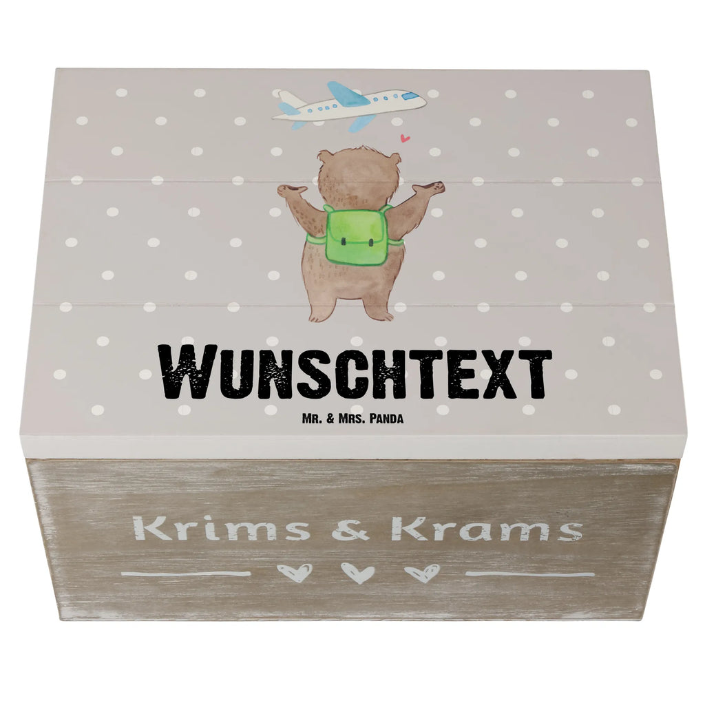 Personalisierte Holzkiste Bär Reisen Holzkiste mit Namen, Kiste mit Namen, Schatzkiste mit Namen, Truhe mit Namen, Schatulle mit Namen, Erinnerungsbox mit Namen, Erinnerungskiste, mit Namen, Dekokiste mit Namen, Aufbewahrungsbox mit Namen, Holzkiste Personalisiert, Kiste Personalisiert, Schatzkiste Personalisiert, Truhe Personalisiert, Schatulle Personalisiert, Erinnerungsbox Personalisiert, Erinnerungskiste Personalisiert, Dekokiste Personalisiert, Aufbewahrungsbox Personalisiert, Geschenkbox personalisiert, GEschenkdose personalisiert, Geschenk, Sport, Sportart, Hobby, Schenken, Danke, Dankeschön, Auszeichnung, Gewinn, Sportler, Reisen, Weltreise, Urlaub, Urlaube, Auslandsjahr, Austauschjahr, Schüleraustausch, Reisegruppe, Reiseveranstalter, Reisebüro