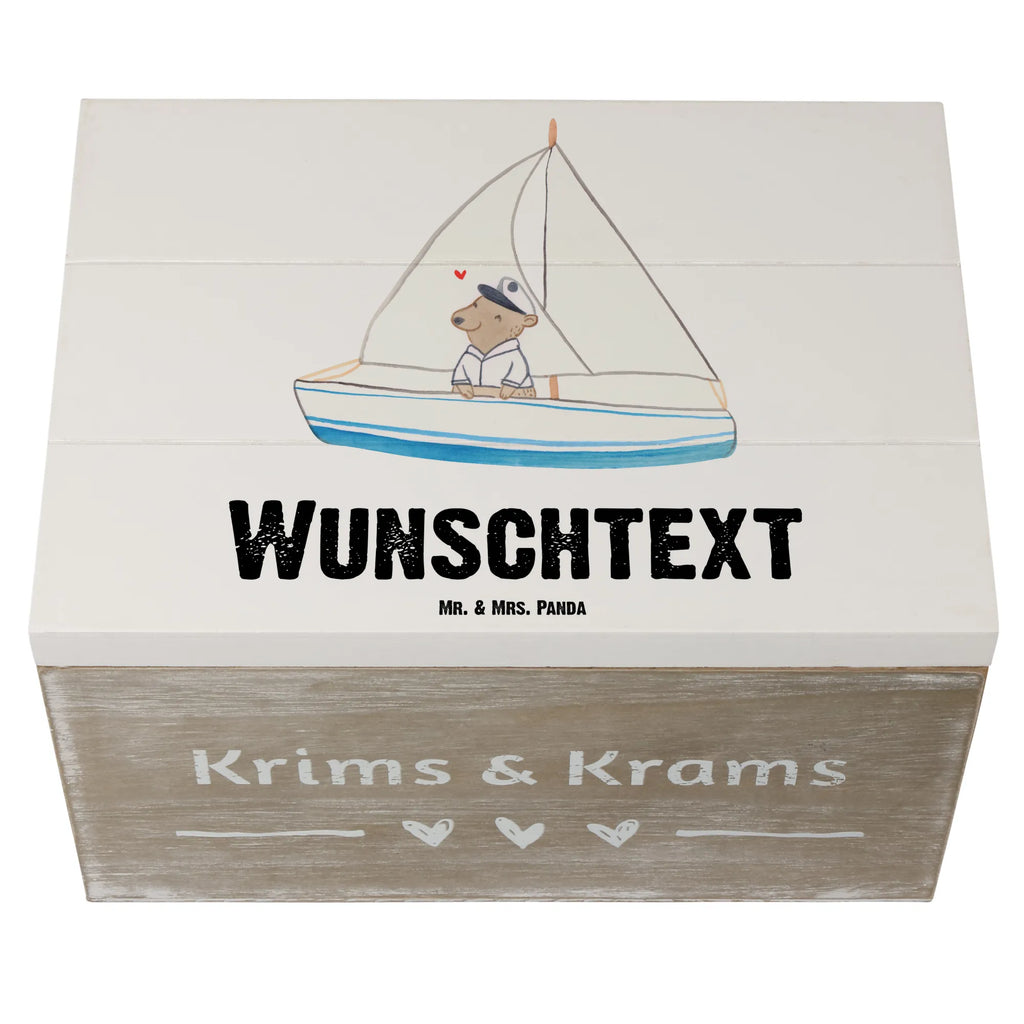 Personalisierte Holzkiste Bär Segeln Holzkiste mit Namen, Kiste mit Namen, Schatzkiste mit Namen, Truhe mit Namen, Schatulle mit Namen, Erinnerungsbox mit Namen, Erinnerungskiste, mit Namen, Dekokiste mit Namen, Aufbewahrungsbox mit Namen, Holzkiste Personalisiert, Kiste Personalisiert, Schatzkiste Personalisiert, Truhe Personalisiert, Schatulle Personalisiert, Erinnerungsbox Personalisiert, Erinnerungskiste Personalisiert, Dekokiste Personalisiert, Aufbewahrungsbox Personalisiert, Geschenkbox personalisiert, GEschenkdose personalisiert, Geschenk, Sport, Sportart, Hobby, Schenken, Danke, Dankeschön, Auszeichnung, Gewinn, Sportler, segeln, Segeltörn, Segelboot, Segelschule, Yachtclub