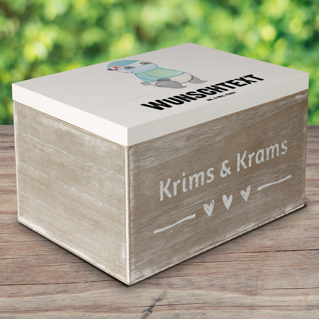 Personalisierte Holzkiste Chirurgin Herz Holzkiste mit Namen, Kiste mit Namen, Schatzkiste mit Namen, Truhe mit Namen, Schatulle mit Namen, Erinnerungsbox mit Namen, Erinnerungskiste, mit Namen, Dekokiste mit Namen, Aufbewahrungsbox mit Namen, Holzkiste Personalisiert, Kiste Personalisiert, Schatzkiste Personalisiert, Truhe Personalisiert, Schatulle Personalisiert, Erinnerungsbox Personalisiert, Erinnerungskiste Personalisiert, Dekokiste Personalisiert, Aufbewahrungsbox Personalisiert, Geschenkbox personalisiert, GEschenkdose personalisiert, Beruf, Ausbildung, Jubiläum, Abschied, Rente, Kollege, Kollegin, Geschenk, Schenken, Arbeitskollege, Mitarbeiter, Firma, Danke, Dankeschön, Chirurgin, Unfallchirurgini, Notfallchirurgin, Krankenhaus, Ärztin, Medizinerin