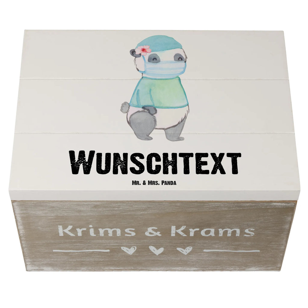 Personalisierte Holzkiste Chirurgin Herz Holzkiste mit Namen, Kiste mit Namen, Schatzkiste mit Namen, Truhe mit Namen, Schatulle mit Namen, Erinnerungsbox mit Namen, Erinnerungskiste, mit Namen, Dekokiste mit Namen, Aufbewahrungsbox mit Namen, Holzkiste Personalisiert, Kiste Personalisiert, Schatzkiste Personalisiert, Truhe Personalisiert, Schatulle Personalisiert, Erinnerungsbox Personalisiert, Erinnerungskiste Personalisiert, Dekokiste Personalisiert, Aufbewahrungsbox Personalisiert, Geschenkbox personalisiert, GEschenkdose personalisiert, Beruf, Ausbildung, Jubiläum, Abschied, Rente, Kollege, Kollegin, Geschenk, Schenken, Arbeitskollege, Mitarbeiter, Firma, Danke, Dankeschön, Chirurgin, Unfallchirurgini, Notfallchirurgin, Krankenhaus, Ärztin, Medizinerin