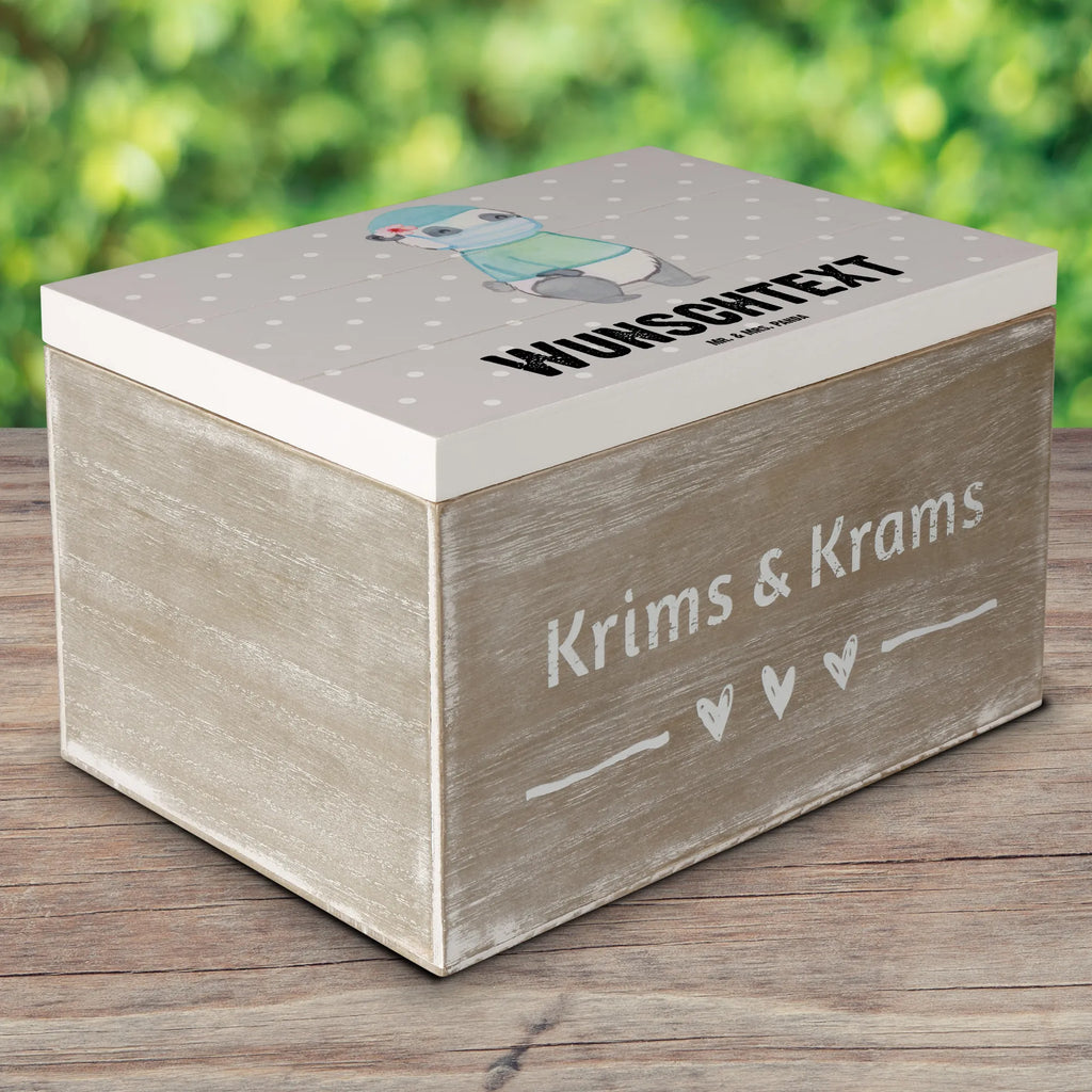 Personalisierte Holzkiste Chirurgin Herz Holzkiste mit Namen, Kiste mit Namen, Schatzkiste mit Namen, Truhe mit Namen, Schatulle mit Namen, Erinnerungsbox mit Namen, Erinnerungskiste, mit Namen, Dekokiste mit Namen, Aufbewahrungsbox mit Namen, Holzkiste Personalisiert, Kiste Personalisiert, Schatzkiste Personalisiert, Truhe Personalisiert, Schatulle Personalisiert, Erinnerungsbox Personalisiert, Erinnerungskiste Personalisiert, Dekokiste Personalisiert, Aufbewahrungsbox Personalisiert, Geschenkbox personalisiert, GEschenkdose personalisiert, Beruf, Ausbildung, Jubiläum, Abschied, Rente, Kollege, Kollegin, Geschenk, Schenken, Arbeitskollege, Mitarbeiter, Firma, Danke, Dankeschön, Chirurgin, Unfallchirurgini, Notfallchirurgin, Krankenhaus, Ärztin, Medizinerin