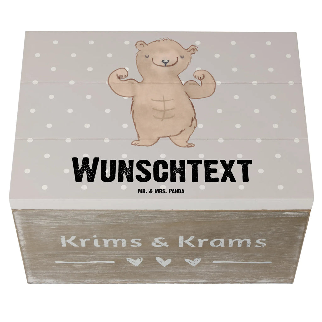 Personalisierte Holzkiste Bär Bodybuilding Holzkiste mit Namen, Kiste mit Namen, Schatzkiste mit Namen, Truhe mit Namen, Schatulle mit Namen, Erinnerungsbox mit Namen, Erinnerungskiste, mit Namen, Dekokiste mit Namen, Aufbewahrungsbox mit Namen, Holzkiste Personalisiert, Kiste Personalisiert, Schatzkiste Personalisiert, Truhe Personalisiert, Schatulle Personalisiert, Erinnerungsbox Personalisiert, Erinnerungskiste Personalisiert, Dekokiste Personalisiert, Aufbewahrungsbox Personalisiert, Geschenkbox personalisiert, GEschenkdose personalisiert, Geschenk, Sport, Sportart, Hobby, Schenken, Danke, Dankeschön, Auszeichnung, Gewinn, Sportler, Bodybuilding, Muskelmasse, Körpergestaltung, Leistungssport