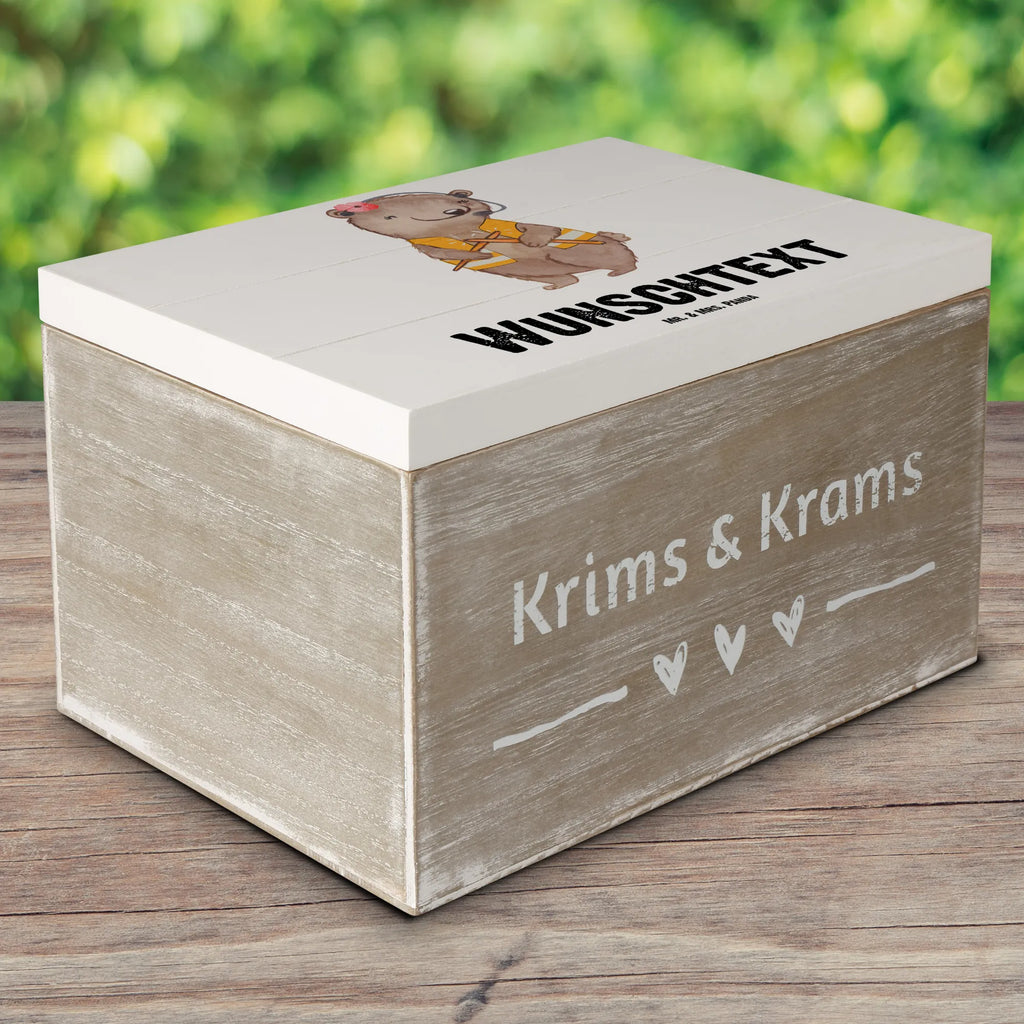 Personalisierte Holzkiste Fluglotsin Herz Holzkiste mit Namen, Kiste mit Namen, Schatzkiste mit Namen, Truhe mit Namen, Schatulle mit Namen, Erinnerungsbox mit Namen, Erinnerungskiste, mit Namen, Dekokiste mit Namen, Aufbewahrungsbox mit Namen, Holzkiste Personalisiert, Kiste Personalisiert, Schatzkiste Personalisiert, Truhe Personalisiert, Schatulle Personalisiert, Erinnerungsbox Personalisiert, Erinnerungskiste Personalisiert, Dekokiste Personalisiert, Aufbewahrungsbox Personalisiert, Geschenkbox personalisiert, GEschenkdose personalisiert, Beruf, Ausbildung, Jubiläum, Abschied, Rente, Kollege, Kollegin, Geschenk, Schenken, Arbeitskollege, Mitarbeiter, Firma, Danke, Dankeschön, Fluglotsin, Flugverkehrsleiterin, Luftfahrtpersonal, Flugsicherung