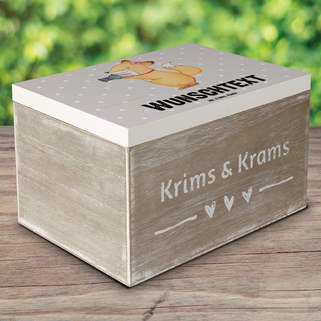 Personalisierte Holzkiste Fotografin Herz Holzkiste mit Namen, Kiste mit Namen, Schatzkiste mit Namen, Truhe mit Namen, Schatulle mit Namen, Erinnerungsbox mit Namen, Erinnerungskiste, mit Namen, Dekokiste mit Namen, Aufbewahrungsbox mit Namen, Holzkiste Personalisiert, Kiste Personalisiert, Schatzkiste Personalisiert, Truhe Personalisiert, Schatulle Personalisiert, Erinnerungsbox Personalisiert, Erinnerungskiste Personalisiert, Dekokiste Personalisiert, Aufbewahrungsbox Personalisiert, Geschenkbox personalisiert, GEschenkdose personalisiert, Beruf, Ausbildung, Jubiläum, Abschied, Rente, Kollege, Kollegin, Geschenk, Schenken, Arbeitskollege, Mitarbeiter, Firma, Danke, Dankeschön, Fotografin, Fotoreporterin, Hobbyfotografin, Hochzeitsfotografin, Fotografie, Profi Fotografin