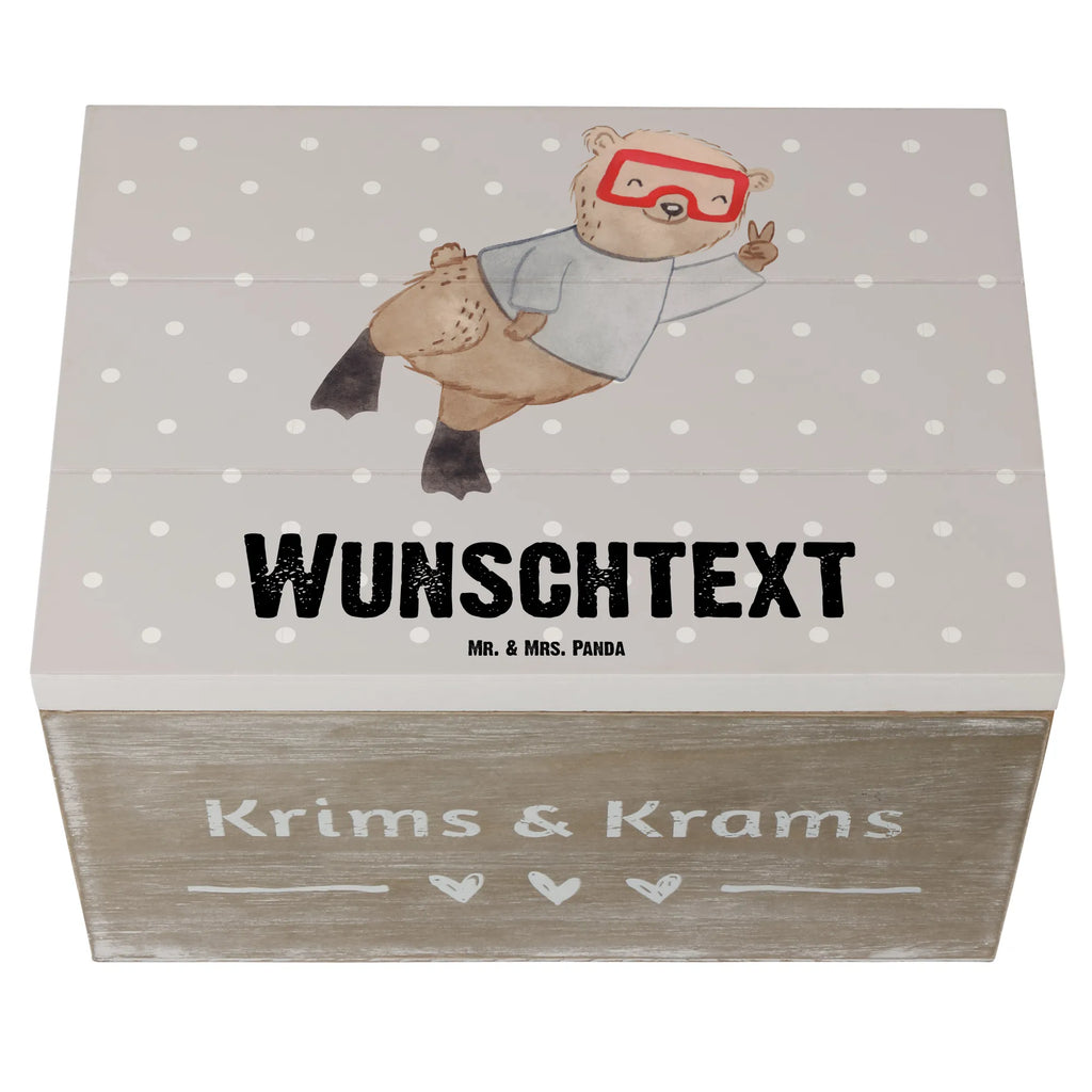 Personalisierte Holzkiste Bär Tauchen Holzkiste mit Namen, Kiste mit Namen, Schatzkiste mit Namen, Truhe mit Namen, Schatulle mit Namen, Erinnerungsbox mit Namen, Erinnerungskiste, mit Namen, Dekokiste mit Namen, Aufbewahrungsbox mit Namen, Holzkiste Personalisiert, Kiste Personalisiert, Schatzkiste Personalisiert, Truhe Personalisiert, Schatulle Personalisiert, Erinnerungsbox Personalisiert, Erinnerungskiste Personalisiert, Dekokiste Personalisiert, Aufbewahrungsbox Personalisiert, Geschenkbox personalisiert, GEschenkdose personalisiert, Geschenk, Sport, Sportart, Hobby, Schenken, Danke, Dankeschön, Auszeichnung, Gewinn, Sportler, Tauchen, schnorcheln, Tauchgang, Tauchschule, Diving, Dive