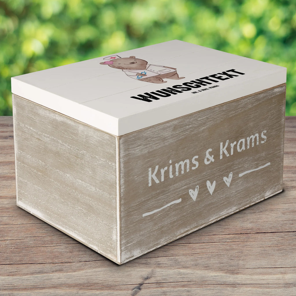 Personalisierte Holzkiste Medizinische Fachangestellte Herz Holzkiste mit Namen, Kiste mit Namen, Schatzkiste mit Namen, Truhe mit Namen, Schatulle mit Namen, Erinnerungsbox mit Namen, Erinnerungskiste, mit Namen, Dekokiste mit Namen, Aufbewahrungsbox mit Namen, Holzkiste Personalisiert, Kiste Personalisiert, Schatzkiste Personalisiert, Truhe Personalisiert, Schatulle Personalisiert, Erinnerungsbox Personalisiert, Erinnerungskiste Personalisiert, Dekokiste Personalisiert, Aufbewahrungsbox Personalisiert, Geschenkbox personalisiert, GEschenkdose personalisiert, Beruf, Ausbildung, Jubiläum, Abschied, Rente, Kollege, Kollegin, Geschenk, Schenken, Arbeitskollege, Mitarbeiter, Firma, Danke, Dankeschön, Arzthelferin, Medizinische Fachangestellte, Sprechstundenhilfe