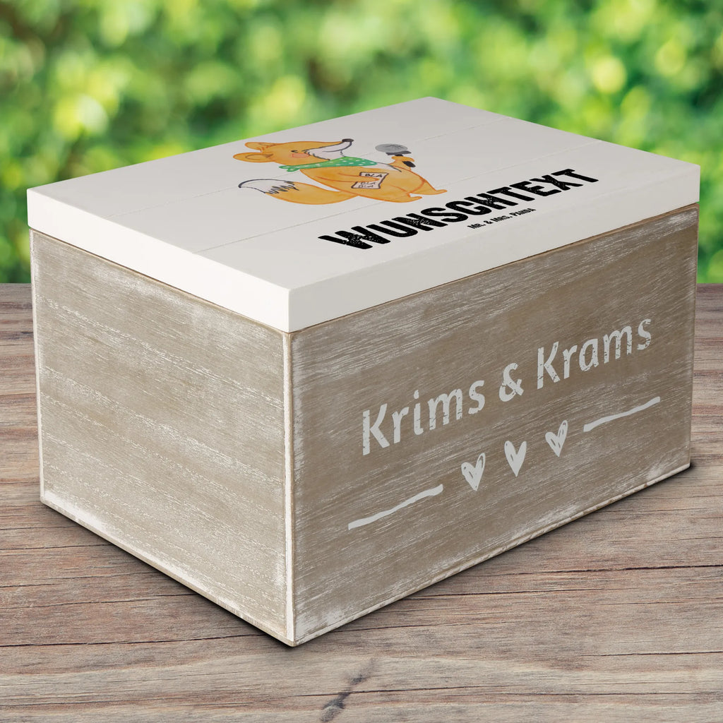 Personalisierte Holzkiste Moderatorin Herz Holzkiste mit Namen, Kiste mit Namen, Schatzkiste mit Namen, Truhe mit Namen, Schatulle mit Namen, Erinnerungsbox mit Namen, Erinnerungskiste, mit Namen, Dekokiste mit Namen, Aufbewahrungsbox mit Namen, Holzkiste Personalisiert, Kiste Personalisiert, Schatzkiste Personalisiert, Truhe Personalisiert, Schatulle Personalisiert, Erinnerungsbox Personalisiert, Erinnerungskiste Personalisiert, Dekokiste Personalisiert, Aufbewahrungsbox Personalisiert, Geschenkbox personalisiert, GEschenkdose personalisiert, Beruf, Ausbildung, Jubiläum, Abschied, Rente, Kollege, Kollegin, Geschenk, Schenken, Arbeitskollege, Mitarbeiter, Firma, Danke, Dankeschön