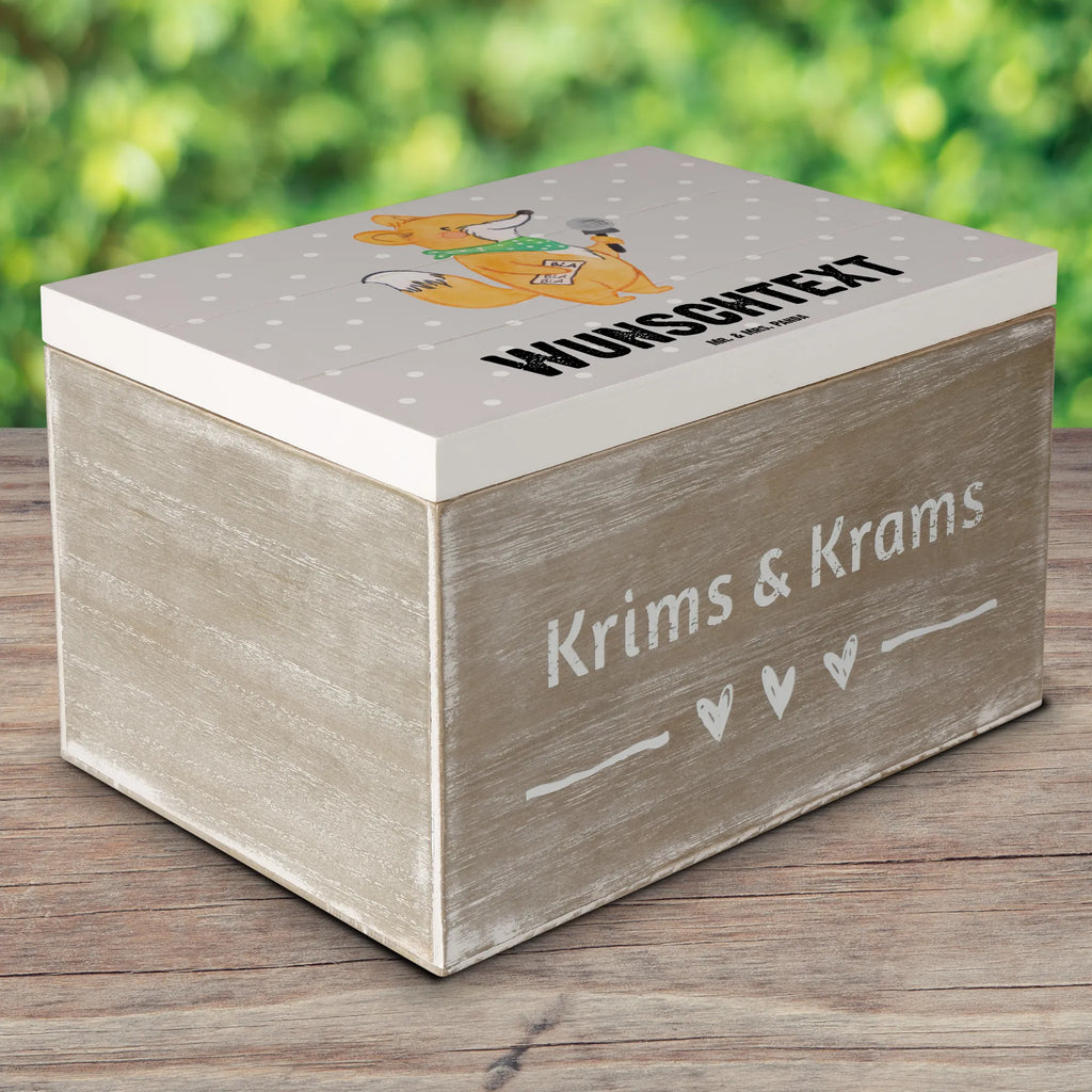 Personalisierte Holzkiste Moderatorin Herz Holzkiste mit Namen, Kiste mit Namen, Schatzkiste mit Namen, Truhe mit Namen, Schatulle mit Namen, Erinnerungsbox mit Namen, Erinnerungskiste, mit Namen, Dekokiste mit Namen, Aufbewahrungsbox mit Namen, Holzkiste Personalisiert, Kiste Personalisiert, Schatzkiste Personalisiert, Truhe Personalisiert, Schatulle Personalisiert, Erinnerungsbox Personalisiert, Erinnerungskiste Personalisiert, Dekokiste Personalisiert, Aufbewahrungsbox Personalisiert, Geschenkbox personalisiert, GEschenkdose personalisiert, Beruf, Ausbildung, Jubiläum, Abschied, Rente, Kollege, Kollegin, Geschenk, Schenken, Arbeitskollege, Mitarbeiter, Firma, Danke, Dankeschön