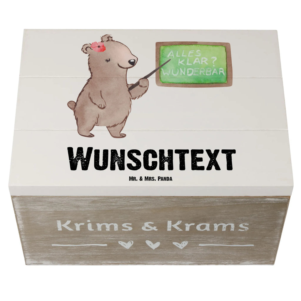 Personalisierte Holzkiste Sachkundelehrerin Herz Holzkiste mit Namen, Kiste mit Namen, Schatzkiste mit Namen, Truhe mit Namen, Schatulle mit Namen, Erinnerungsbox mit Namen, Erinnerungskiste, mit Namen, Dekokiste mit Namen, Aufbewahrungsbox mit Namen, Holzkiste Personalisiert, Kiste Personalisiert, Schatzkiste Personalisiert, Truhe Personalisiert, Schatulle Personalisiert, Erinnerungsbox Personalisiert, Erinnerungskiste Personalisiert, Dekokiste Personalisiert, Aufbewahrungsbox Personalisiert, Geschenkbox personalisiert, GEschenkdose personalisiert, Beruf, Ausbildung, Jubiläum, Abschied, Rente, Kollege, Kollegin, Geschenk, Schenken, Arbeitskollege, Mitarbeiter, Firma, Danke, Dankeschön, Sachkundelehrerin, Sachkundeunterricht, Schule, Grundschule