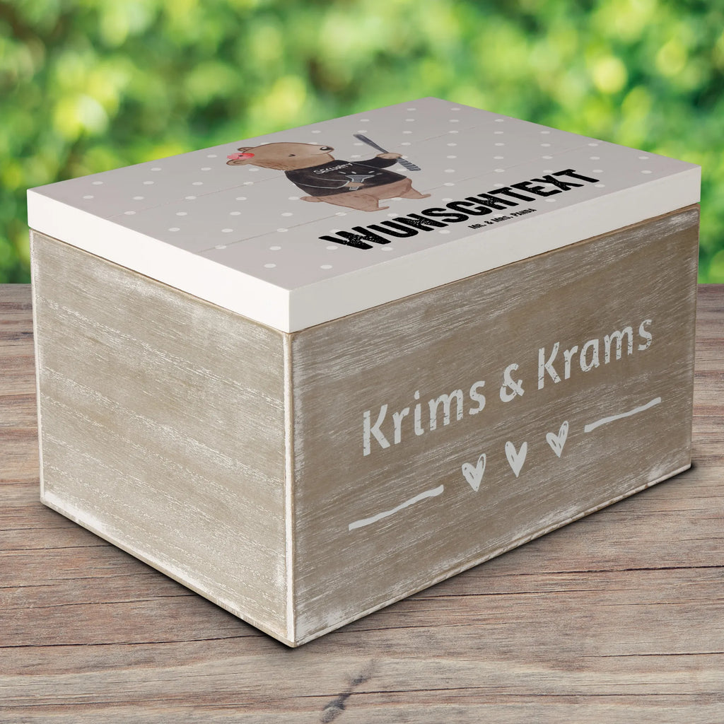 Personalisierte Holzkiste Sicherheitsdienstmitarbeiterin Herz Holzkiste mit Namen, Kiste mit Namen, Schatzkiste mit Namen, Truhe mit Namen, Schatulle mit Namen, Erinnerungsbox mit Namen, Erinnerungskiste, mit Namen, Dekokiste mit Namen, Aufbewahrungsbox mit Namen, Holzkiste Personalisiert, Kiste Personalisiert, Schatzkiste Personalisiert, Truhe Personalisiert, Schatulle Personalisiert, Erinnerungsbox Personalisiert, Erinnerungskiste Personalisiert, Dekokiste Personalisiert, Aufbewahrungsbox Personalisiert, Geschenkbox personalisiert, GEschenkdose personalisiert, Beruf, Ausbildung, Jubiläum, Abschied, Rente, Kollege, Kollegin, Geschenk, Schenken, Arbeitskollege, Mitarbeiter, Firma, Danke, Dankeschön