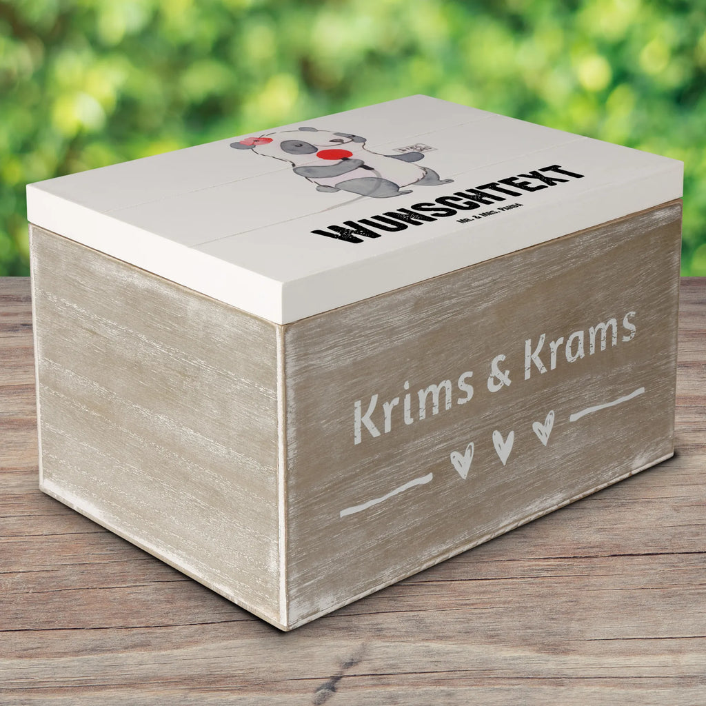 Personalisierte Holzkiste Sportreporterin Herz Holzkiste mit Namen, Kiste mit Namen, Schatzkiste mit Namen, Truhe mit Namen, Schatulle mit Namen, Erinnerungsbox mit Namen, Erinnerungskiste, mit Namen, Dekokiste mit Namen, Aufbewahrungsbox mit Namen, Holzkiste Personalisiert, Kiste Personalisiert, Schatzkiste Personalisiert, Truhe Personalisiert, Schatulle Personalisiert, Erinnerungsbox Personalisiert, Erinnerungskiste Personalisiert, Dekokiste Personalisiert, Aufbewahrungsbox Personalisiert, Geschenkbox personalisiert, GEschenkdose personalisiert, Beruf, Ausbildung, Jubiläum, Abschied, Rente, Kollege, Kollegin, Geschenk, Schenken, Arbeitskollege, Mitarbeiter, Firma, Danke, Dankeschön