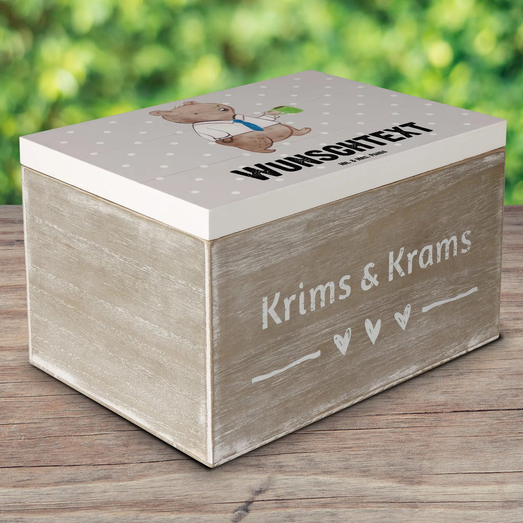 Personalisierte Holzkiste Beamter Herz Holzkiste mit Namen, Kiste mit Namen, Schatzkiste mit Namen, Truhe mit Namen, Schatulle mit Namen, Erinnerungsbox mit Namen, Erinnerungskiste, mit Namen, Dekokiste mit Namen, Aufbewahrungsbox mit Namen, Holzkiste Personalisiert, Kiste Personalisiert, Schatzkiste Personalisiert, Truhe Personalisiert, Schatulle Personalisiert, Erinnerungsbox Personalisiert, Erinnerungskiste Personalisiert, Dekokiste Personalisiert, Aufbewahrungsbox Personalisiert, Geschenkbox personalisiert, GEschenkdose personalisiert, Beruf, Ausbildung, Jubiläum, Abschied, Rente, Kollege, Kollegin, Geschenk, Schenken, Arbeitskollege, Mitarbeiter, Firma, Danke, Dankeschön, Beamter, Verbeamtung, Beamtentum, öffentlicher Dienst, Studium, Amt