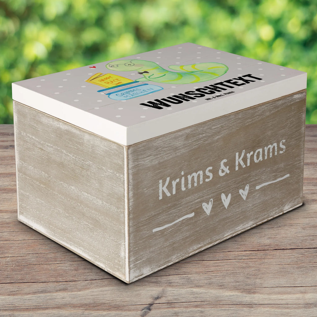 Personalisierte Holzkiste Buchhändler mit Herz Holzkiste mit Namen, Kiste mit Namen, Schatzkiste mit Namen, Truhe mit Namen, Schatulle mit Namen, Erinnerungsbox mit Namen, Erinnerungskiste, mit Namen, Dekokiste mit Namen, Aufbewahrungsbox mit Namen, Holzkiste Personalisiert, Kiste Personalisiert, Schatzkiste Personalisiert, Truhe Personalisiert, Schatulle Personalisiert, Erinnerungsbox Personalisiert, Erinnerungskiste Personalisiert, Dekokiste Personalisiert, Aufbewahrungsbox Personalisiert, Geschenkbox personalisiert, GEschenkdose personalisiert, Beruf, Ausbildung, Jubiläum, Abschied, Rente, Kollege, Kollegin, Geschenk, Schenken, Arbeitskollege, Mitarbeiter, Firma, Danke, Dankeschön, Buchhändler, Buchhandlung, Buchverkäufer, Bibliothekar, Bücherwurm