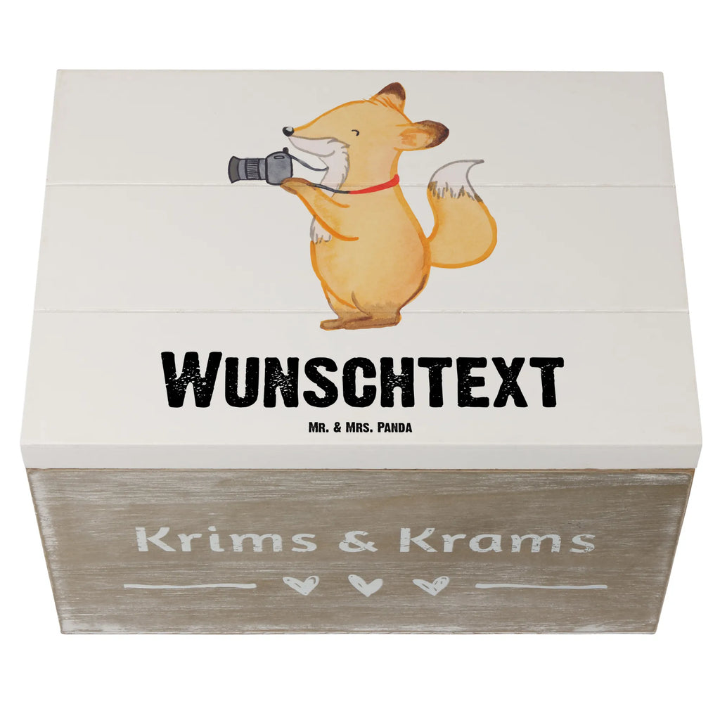 Personalisierte Holzkiste Fotograf Herz Holzkiste mit Namen, Kiste mit Namen, Schatzkiste mit Namen, Truhe mit Namen, Schatulle mit Namen, Erinnerungsbox mit Namen, Erinnerungskiste, mit Namen, Dekokiste mit Namen, Aufbewahrungsbox mit Namen, Holzkiste Personalisiert, Kiste Personalisiert, Schatzkiste Personalisiert, Truhe Personalisiert, Schatulle Personalisiert, Erinnerungsbox Personalisiert, Erinnerungskiste Personalisiert, Dekokiste Personalisiert, Aufbewahrungsbox Personalisiert, Geschenkbox personalisiert, GEschenkdose personalisiert, Beruf, Ausbildung, Jubiläum, Abschied, Rente, Kollege, Kollegin, Geschenk, Schenken, Arbeitskollege, Mitarbeiter, Firma, Danke, Dankeschön, Fotograf, Fotoreporter, Hobbyfotograf, Hochzeitsfotograf, Fotografie, Profi Fotograf