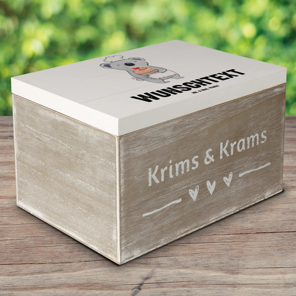 Personalisierte Holzkiste Konditor Herz Holzkiste mit Namen, Kiste mit Namen, Schatzkiste mit Namen, Truhe mit Namen, Schatulle mit Namen, Erinnerungsbox mit Namen, Erinnerungskiste, mit Namen, Dekokiste mit Namen, Aufbewahrungsbox mit Namen, Holzkiste Personalisiert, Kiste Personalisiert, Schatzkiste Personalisiert, Truhe Personalisiert, Schatulle Personalisiert, Erinnerungsbox Personalisiert, Erinnerungskiste Personalisiert, Dekokiste Personalisiert, Aufbewahrungsbox Personalisiert, Geschenkbox personalisiert, GEschenkdose personalisiert, Beruf, Ausbildung, Jubiläum, Abschied, Rente, Kollege, Kollegin, Geschenk, Schenken, Arbeitskollege, Mitarbeiter, Firma, Danke, Dankeschön, Konditor, Kuchenbäcker, Patissier, Confiseur, Bäcker