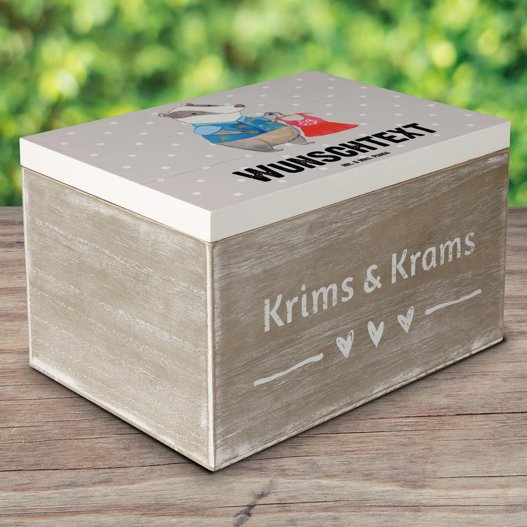 Personalisierte Holzkiste Modedesigner mit Herz Holzkiste mit Namen, Kiste mit Namen, Schatzkiste mit Namen, Truhe mit Namen, Schatulle mit Namen, Erinnerungsbox mit Namen, Erinnerungskiste, mit Namen, Dekokiste mit Namen, Aufbewahrungsbox mit Namen, Holzkiste Personalisiert, Kiste Personalisiert, Schatzkiste Personalisiert, Truhe Personalisiert, Schatulle Personalisiert, Erinnerungsbox Personalisiert, Erinnerungskiste Personalisiert, Dekokiste Personalisiert, Aufbewahrungsbox Personalisiert, Geschenkbox personalisiert, GEschenkdose personalisiert, Beruf, Ausbildung, Jubiläum, Abschied, Rente, Kollege, Kollegin, Geschenk, Schenken, Arbeitskollege, Mitarbeiter, Firma, Danke, Dankeschön, Modedesigner, Fashion Designer, Modeschöpfer