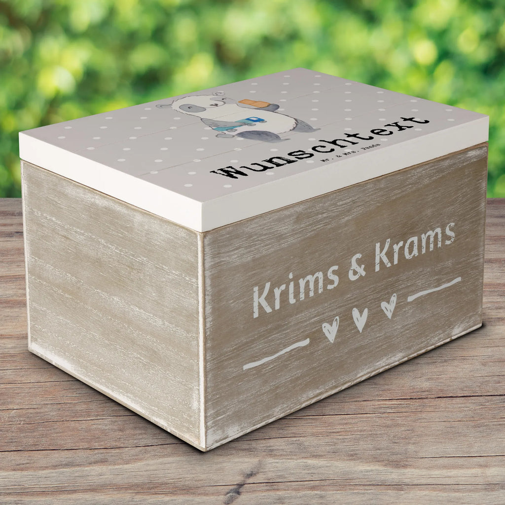 Personalisierte Holzkiste Möbelpacker mit Herz Holzkiste mit Namen, Kiste mit Namen, Schatzkiste mit Namen, Truhe mit Namen, Schatulle mit Namen, Erinnerungsbox mit Namen, Erinnerungskiste, mit Namen, Dekokiste mit Namen, Aufbewahrungsbox mit Namen, Holzkiste Personalisiert, Kiste Personalisiert, Schatzkiste Personalisiert, Truhe Personalisiert, Schatulle Personalisiert, Erinnerungsbox Personalisiert, Erinnerungskiste Personalisiert, Dekokiste Personalisiert, Aufbewahrungsbox Personalisiert, Geschenkbox personalisiert, GEschenkdose personalisiert, Beruf, Ausbildung, Jubiläum, Abschied, Rente, Kollege, Kollegin, Geschenk, Schenken, Arbeitskollege, Mitarbeiter, Firma, Danke, Dankeschön, Möbelpacker, Umzugshelfer, Umzugsfirma, Umzugsservice