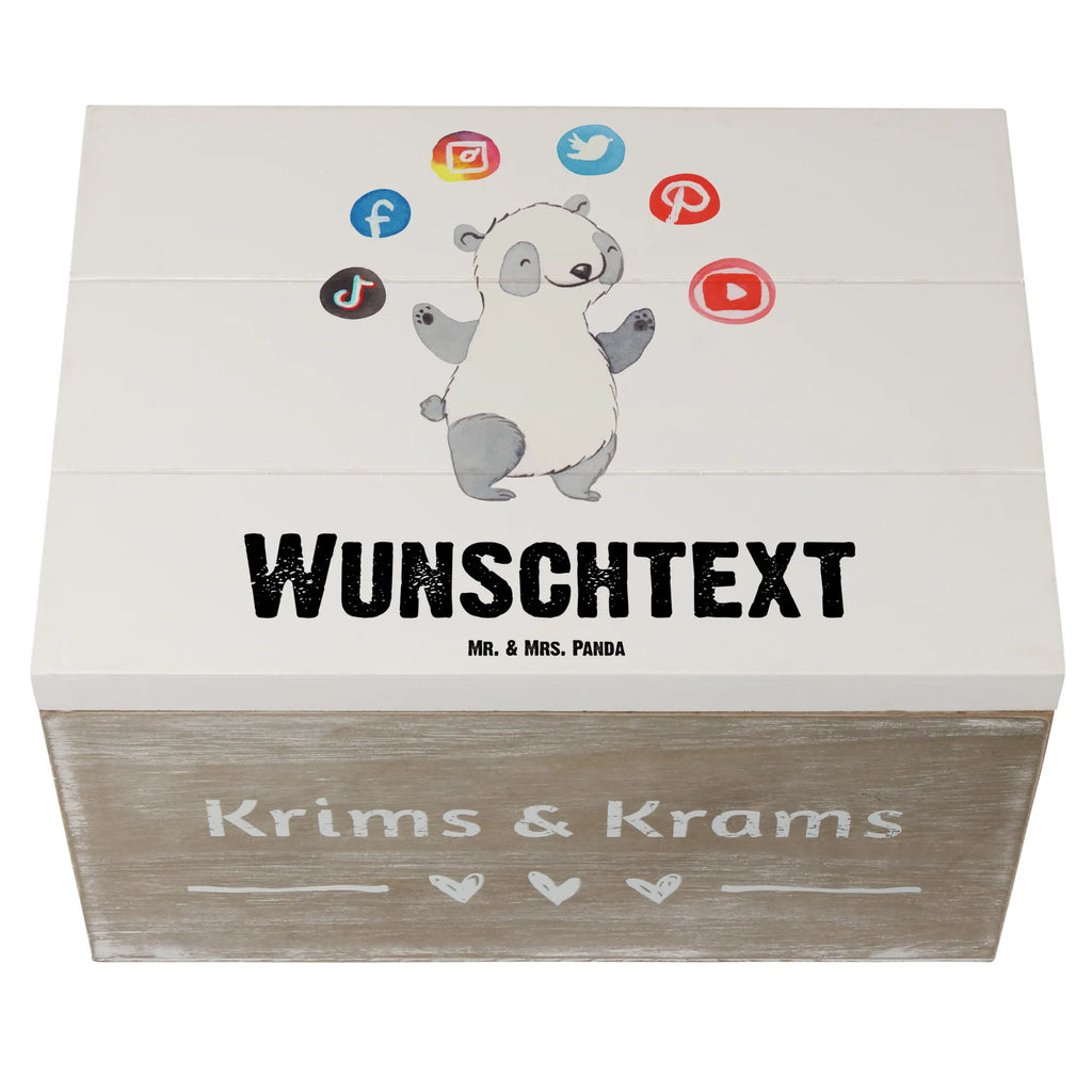 Personalisierte Holzkiste Social Media Manager Herz Holzkiste mit Namen, Kiste mit Namen, Schatzkiste mit Namen, Truhe mit Namen, Schatulle mit Namen, Erinnerungsbox mit Namen, Erinnerungskiste, mit Namen, Dekokiste mit Namen, Aufbewahrungsbox mit Namen, Holzkiste Personalisiert, Kiste Personalisiert, Schatzkiste Personalisiert, Truhe Personalisiert, Schatulle Personalisiert, Erinnerungsbox Personalisiert, Erinnerungskiste Personalisiert, Dekokiste Personalisiert, Aufbewahrungsbox Personalisiert, Geschenkbox personalisiert, GEschenkdose personalisiert, Beruf, Ausbildung, Jubiläum, Abschied, Rente, Kollege, Kollegin, Geschenk, Schenken, Arbeitskollege, Mitarbeiter, Firma, Danke, Dankeschön