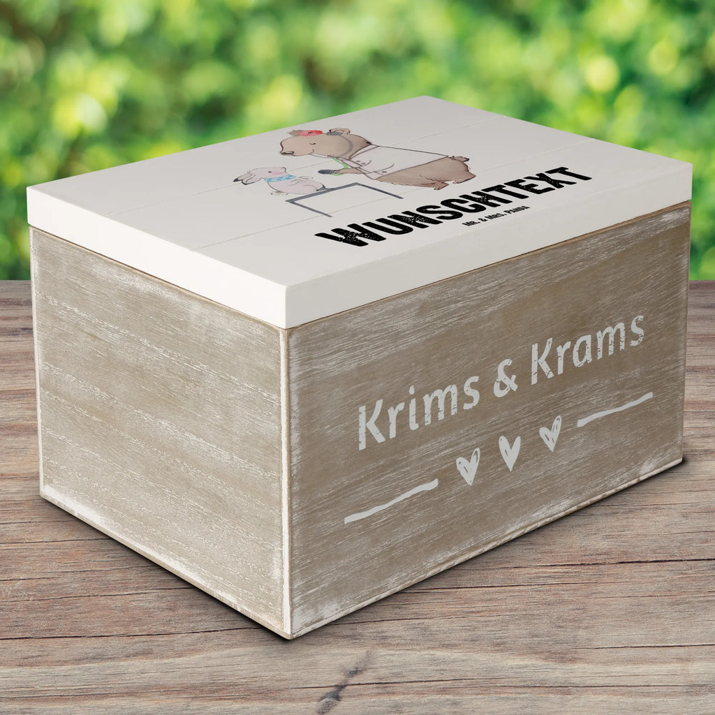 Personalisierte Holzkiste Tierärztin Herz Holzkiste mit Namen, Kiste mit Namen, Schatzkiste mit Namen, Truhe mit Namen, Schatulle mit Namen, Erinnerungsbox mit Namen, Erinnerungskiste, mit Namen, Dekokiste mit Namen, Aufbewahrungsbox mit Namen, Holzkiste Personalisiert, Kiste Personalisiert, Schatzkiste Personalisiert, Truhe Personalisiert, Schatulle Personalisiert, Erinnerungsbox Personalisiert, Erinnerungskiste Personalisiert, Dekokiste Personalisiert, Aufbewahrungsbox Personalisiert, Geschenkbox personalisiert, GEschenkdose personalisiert, Beruf, Ausbildung, Jubiläum, Abschied, Rente, Kollege, Kollegin, Geschenk, Schenken, Arbeitskollege, Mitarbeiter, Firma, Danke, Dankeschön