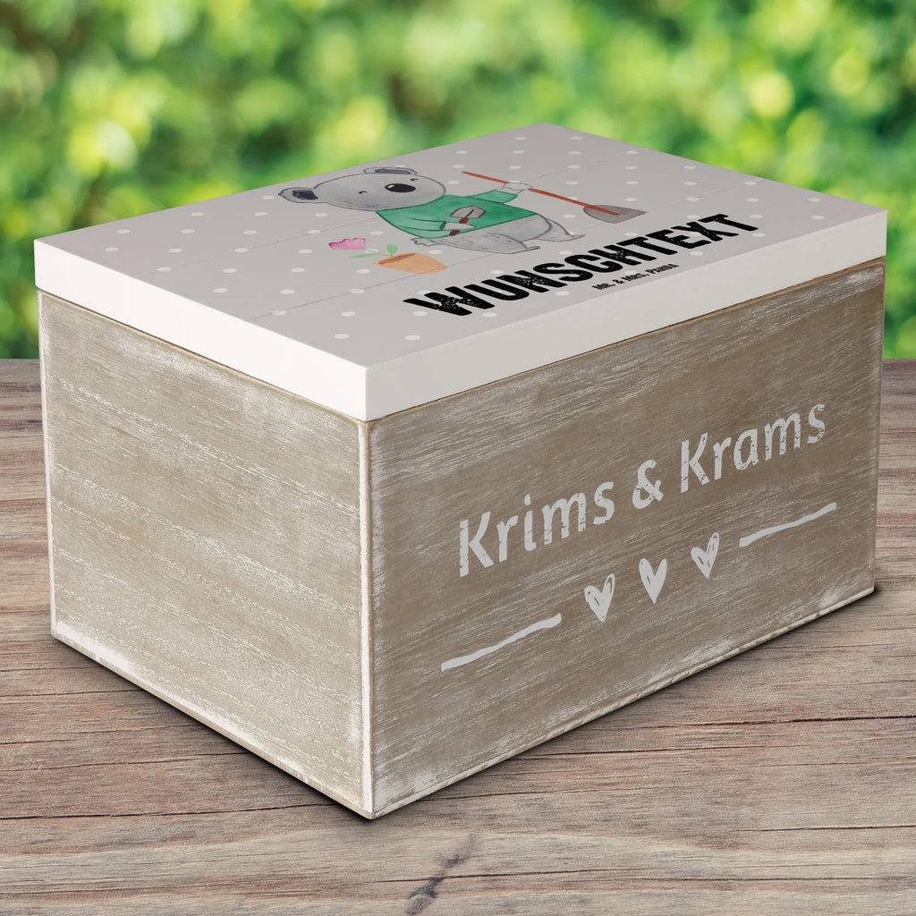 Personalisierte Holzkiste Gärtner mit Herz Holzkiste mit Namen, Kiste mit Namen, Schatzkiste mit Namen, Truhe mit Namen, Schatulle mit Namen, Erinnerungsbox mit Namen, Erinnerungskiste, mit Namen, Dekokiste mit Namen, Aufbewahrungsbox mit Namen, Holzkiste Personalisiert, Kiste Personalisiert, Schatzkiste Personalisiert, Truhe Personalisiert, Schatulle Personalisiert, Erinnerungsbox Personalisiert, Erinnerungskiste Personalisiert, Dekokiste Personalisiert, Aufbewahrungsbox Personalisiert, Geschenkbox personalisiert, GEschenkdose personalisiert, Beruf, Ausbildung, Jubiläum, Abschied, Rente, Kollege, Kollegin, Geschenk, Schenken, Arbeitskollege, Mitarbeiter, Firma, Danke, Dankeschön, Gärtner, Gartenplaner, Gärtnerei, Gartenbau, Hobbygärtner, Garten- und Landschaftsbauer