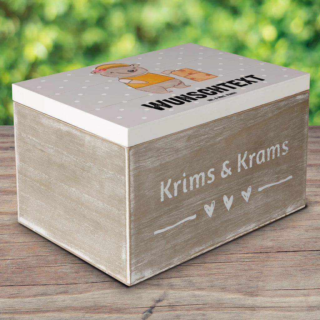 Personalisierte Holzkiste PR Managerin mit Herz Holzkiste mit Namen, Kiste mit Namen, Schatzkiste mit Namen, Truhe mit Namen, Schatulle mit Namen, Erinnerungsbox mit Namen, Erinnerungskiste, mit Namen, Dekokiste mit Namen, Aufbewahrungsbox mit Namen, Holzkiste Personalisiert, Kiste Personalisiert, Schatzkiste Personalisiert, Truhe Personalisiert, Schatulle Personalisiert, Erinnerungsbox Personalisiert, Erinnerungskiste Personalisiert, Dekokiste Personalisiert, Aufbewahrungsbox Personalisiert, Geschenkbox personalisiert, GEschenkdose personalisiert, Beruf, Ausbildung, Jubiläum, Abschied, Rente, Kollege, Kollegin, Geschenk, Schenken, Arbeitskollege, Mitarbeiter, Firma, Danke, Dankeschön, Paketzustellerin, Paketbotin, Zustellservice Pakete