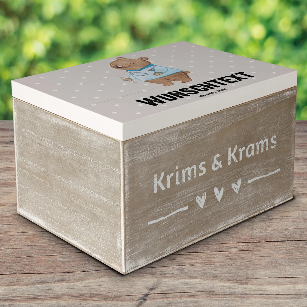 Personalisierte Holzkiste Anästhesist mit Herz Holzkiste mit Namen, Kiste mit Namen, Schatzkiste mit Namen, Truhe mit Namen, Schatulle mit Namen, Erinnerungsbox mit Namen, Erinnerungskiste, mit Namen, Dekokiste mit Namen, Aufbewahrungsbox mit Namen, Holzkiste Personalisiert, Kiste Personalisiert, Schatzkiste Personalisiert, Truhe Personalisiert, Schatulle Personalisiert, Erinnerungsbox Personalisiert, Erinnerungskiste Personalisiert, Dekokiste Personalisiert, Aufbewahrungsbox Personalisiert, Geschenkbox personalisiert, GEschenkdose personalisiert, Beruf, Ausbildung, Jubiläum, Abschied, Rente, Kollege, Kollegin, Geschenk, Schenken, Arbeitskollege, Mitarbeiter, Firma, Danke, Dankeschön, Anästhesist, Narkosearzt, Anästhesie, Krankenhaus, Studium