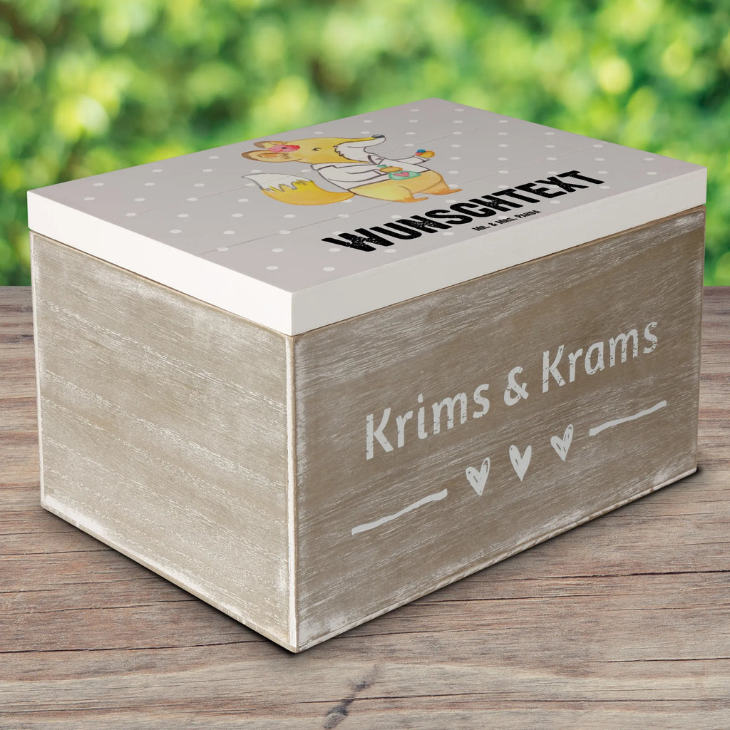 Personalisierte Holzkiste Apothekerin Herz Holzkiste mit Namen, Kiste mit Namen, Schatzkiste mit Namen, Truhe mit Namen, Schatulle mit Namen, Erinnerungsbox mit Namen, Erinnerungskiste, mit Namen, Dekokiste mit Namen, Aufbewahrungsbox mit Namen, Holzkiste Personalisiert, Kiste Personalisiert, Schatzkiste Personalisiert, Truhe Personalisiert, Schatulle Personalisiert, Erinnerungsbox Personalisiert, Erinnerungskiste Personalisiert, Dekokiste Personalisiert, Aufbewahrungsbox Personalisiert, Geschenkbox personalisiert, GEschenkdose personalisiert, Beruf, Ausbildung, Jubiläum, Abschied, Rente, Kollege, Kollegin, Geschenk, Schenken, Arbeitskollege, Mitarbeiter, Firma, Danke, Dankeschön, Apothekerin, Pharmazie, Staatsexamen, Approbation, Eröffnung Apotheke