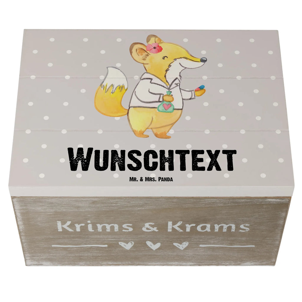 Personalisierte Holzkiste Apothekerin Herz Holzkiste mit Namen, Kiste mit Namen, Schatzkiste mit Namen, Truhe mit Namen, Schatulle mit Namen, Erinnerungsbox mit Namen, Erinnerungskiste, mit Namen, Dekokiste mit Namen, Aufbewahrungsbox mit Namen, Holzkiste Personalisiert, Kiste Personalisiert, Schatzkiste Personalisiert, Truhe Personalisiert, Schatulle Personalisiert, Erinnerungsbox Personalisiert, Erinnerungskiste Personalisiert, Dekokiste Personalisiert, Aufbewahrungsbox Personalisiert, Geschenkbox personalisiert, GEschenkdose personalisiert, Beruf, Ausbildung, Jubiläum, Abschied, Rente, Kollege, Kollegin, Geschenk, Schenken, Arbeitskollege, Mitarbeiter, Firma, Danke, Dankeschön, Apothekerin, Pharmazie, Staatsexamen, Approbation, Eröffnung Apotheke