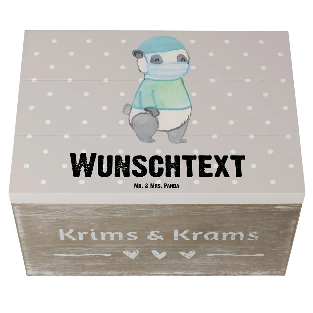 Personalisierte Holzkiste Chirurg mit Herz Holzkiste mit Namen, Kiste mit Namen, Schatzkiste mit Namen, Truhe mit Namen, Schatulle mit Namen, Erinnerungsbox mit Namen, Erinnerungskiste, mit Namen, Dekokiste mit Namen, Aufbewahrungsbox mit Namen, Holzkiste Personalisiert, Kiste Personalisiert, Schatzkiste Personalisiert, Truhe Personalisiert, Schatulle Personalisiert, Erinnerungsbox Personalisiert, Erinnerungskiste Personalisiert, Dekokiste Personalisiert, Aufbewahrungsbox Personalisiert, Geschenkbox personalisiert, GEschenkdose personalisiert, Beruf, Ausbildung, Jubiläum, Abschied, Rente, Kollege, Kollegin, Geschenk, Schenken, Arbeitskollege, Mitarbeiter, Firma, Danke, Dankeschön, Chirurg, Unfallchirurg, Notfallchirurg, Krankenhaus, Arzt, Mediziner