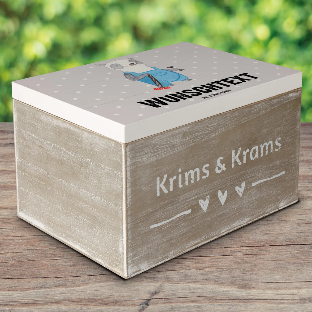 Personalisierte Holzkiste Hausmeister Herz Holzkiste mit Namen, Kiste mit Namen, Schatzkiste mit Namen, Truhe mit Namen, Schatulle mit Namen, Erinnerungsbox mit Namen, Erinnerungskiste, mit Namen, Dekokiste mit Namen, Aufbewahrungsbox mit Namen, Holzkiste Personalisiert, Kiste Personalisiert, Schatzkiste Personalisiert, Truhe Personalisiert, Schatulle Personalisiert, Erinnerungsbox Personalisiert, Erinnerungskiste Personalisiert, Dekokiste Personalisiert, Aufbewahrungsbox Personalisiert, Geschenkbox personalisiert, GEschenkdose personalisiert, Beruf, Ausbildung, Jubiläum, Abschied, Rente, Kollege, Kollegin, Geschenk, Schenken, Arbeitskollege, Mitarbeiter, Firma, Danke, Dankeschön, Hausmeister, Concierge, Hausverwalter, Facility Manager