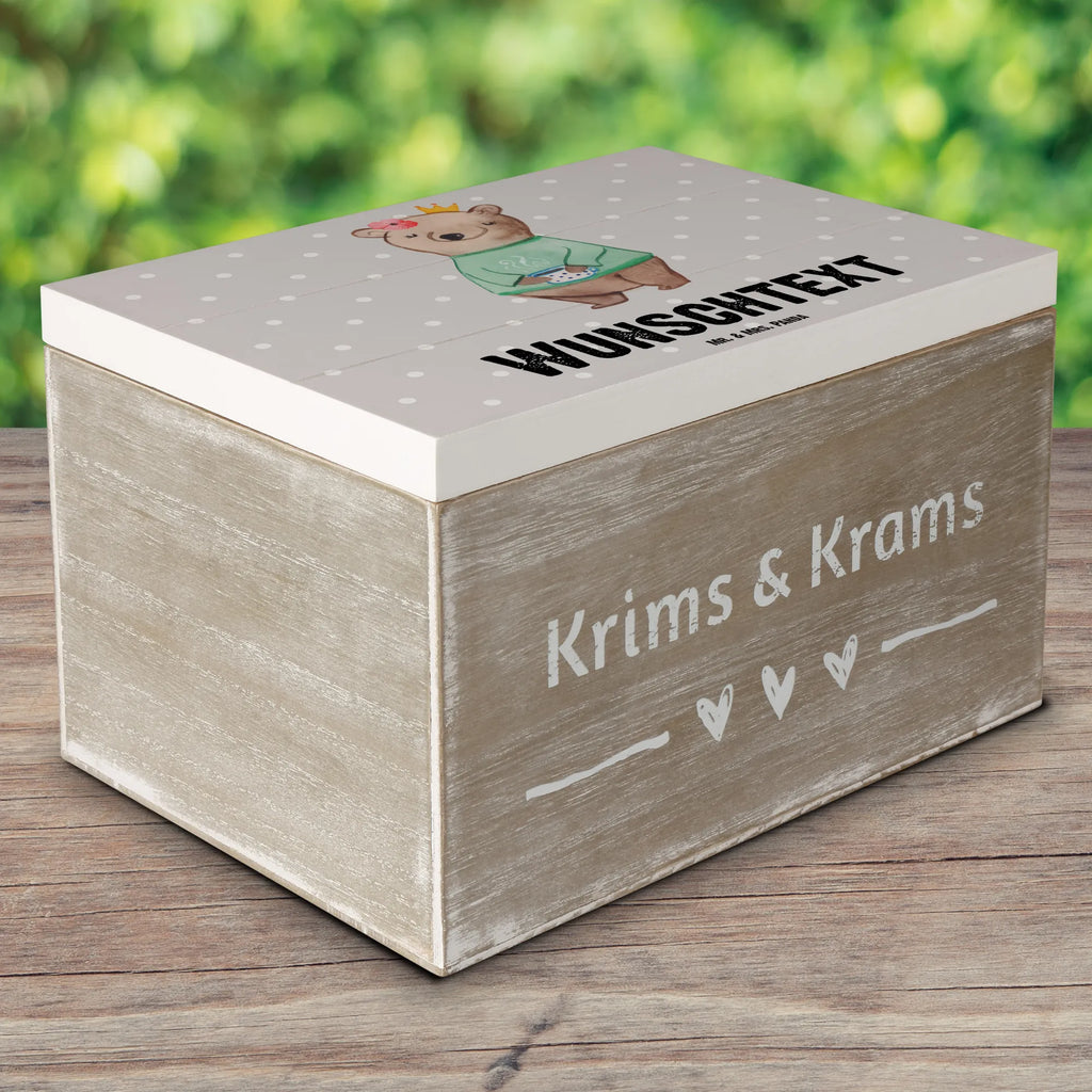 Personalisierte Holzkiste Chefin Herz Holzkiste mit Namen, Kiste mit Namen, Schatzkiste mit Namen, Truhe mit Namen, Schatulle mit Namen, Erinnerungsbox mit Namen, Erinnerungskiste, mit Namen, Dekokiste mit Namen, Aufbewahrungsbox mit Namen, Holzkiste Personalisiert, Kiste Personalisiert, Schatzkiste Personalisiert, Truhe Personalisiert, Schatulle Personalisiert, Erinnerungsbox Personalisiert, Erinnerungskiste Personalisiert, Dekokiste Personalisiert, Aufbewahrungsbox Personalisiert, Geschenkbox personalisiert, GEschenkdose personalisiert, Beruf, Ausbildung, Jubiläum, Abschied, Rente, Kollege, Kollegin, Geschenk, Schenken, Arbeitskollege, Mitarbeiter, Firma, Danke, Dankeschön, CEO, Chefin, Führungskraft, Geschäftsinhaberin, Firmeninhaberin, Unternehmensinhaberin, Direktorin, Leiterin