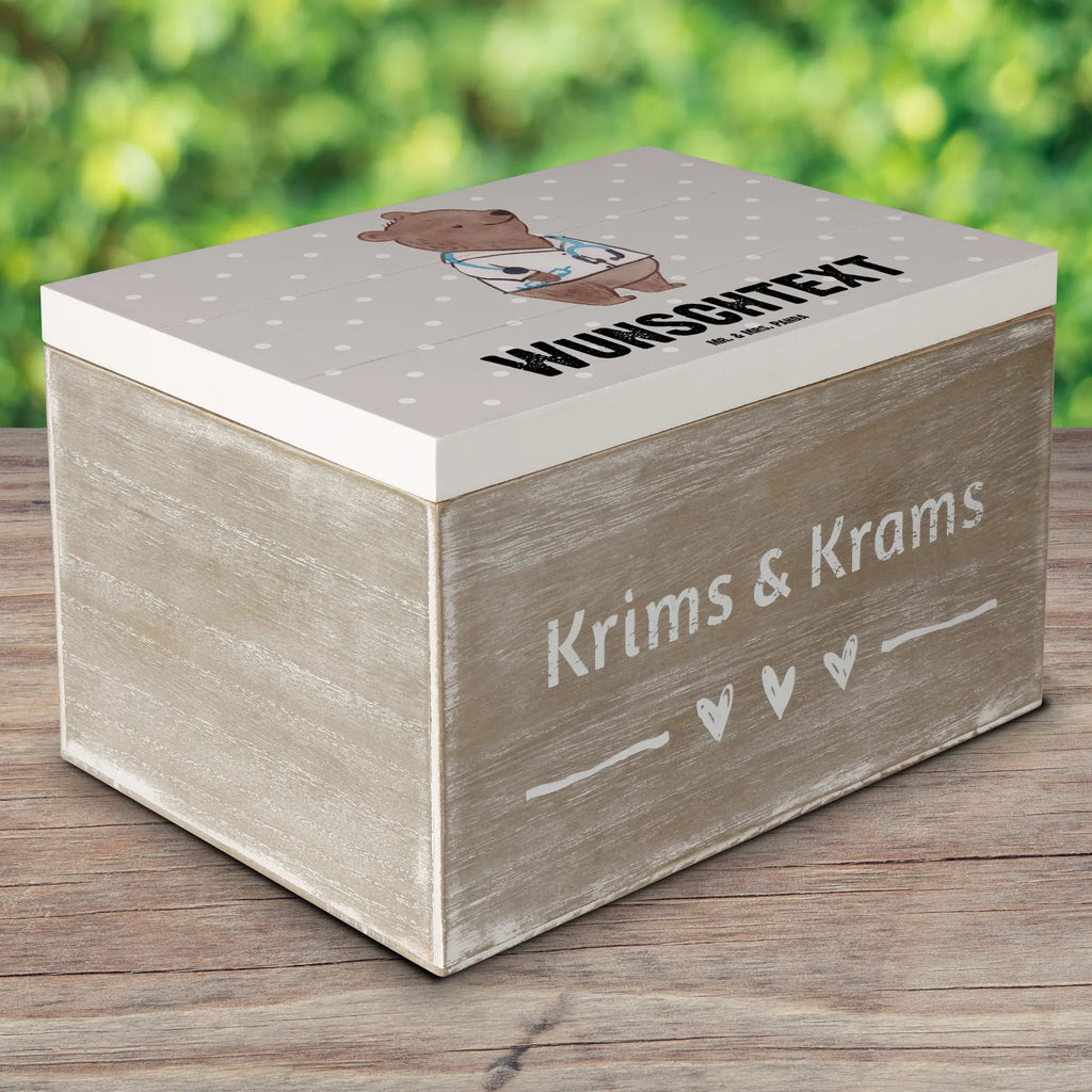 Personalisierte Holzkiste Arzt Herz Holzkiste mit Namen, Kiste mit Namen, Schatzkiste mit Namen, Truhe mit Namen, Schatulle mit Namen, Erinnerungsbox mit Namen, Erinnerungskiste, mit Namen, Dekokiste mit Namen, Aufbewahrungsbox mit Namen, Holzkiste Personalisiert, Kiste Personalisiert, Schatzkiste Personalisiert, Truhe Personalisiert, Schatulle Personalisiert, Erinnerungsbox Personalisiert, Erinnerungskiste Personalisiert, Dekokiste Personalisiert, Aufbewahrungsbox Personalisiert, Geschenkbox personalisiert, GEschenkdose personalisiert, Beruf, Ausbildung, Jubiläum, Abschied, Rente, Kollege, Kollegin, Geschenk, Schenken, Arbeitskollege, Mitarbeiter, Firma, Danke, Dankeschön, Arzt, Hausarzt, Mediziner, Doktor, Medizinstudium, Doktortitel, Arztpraxis