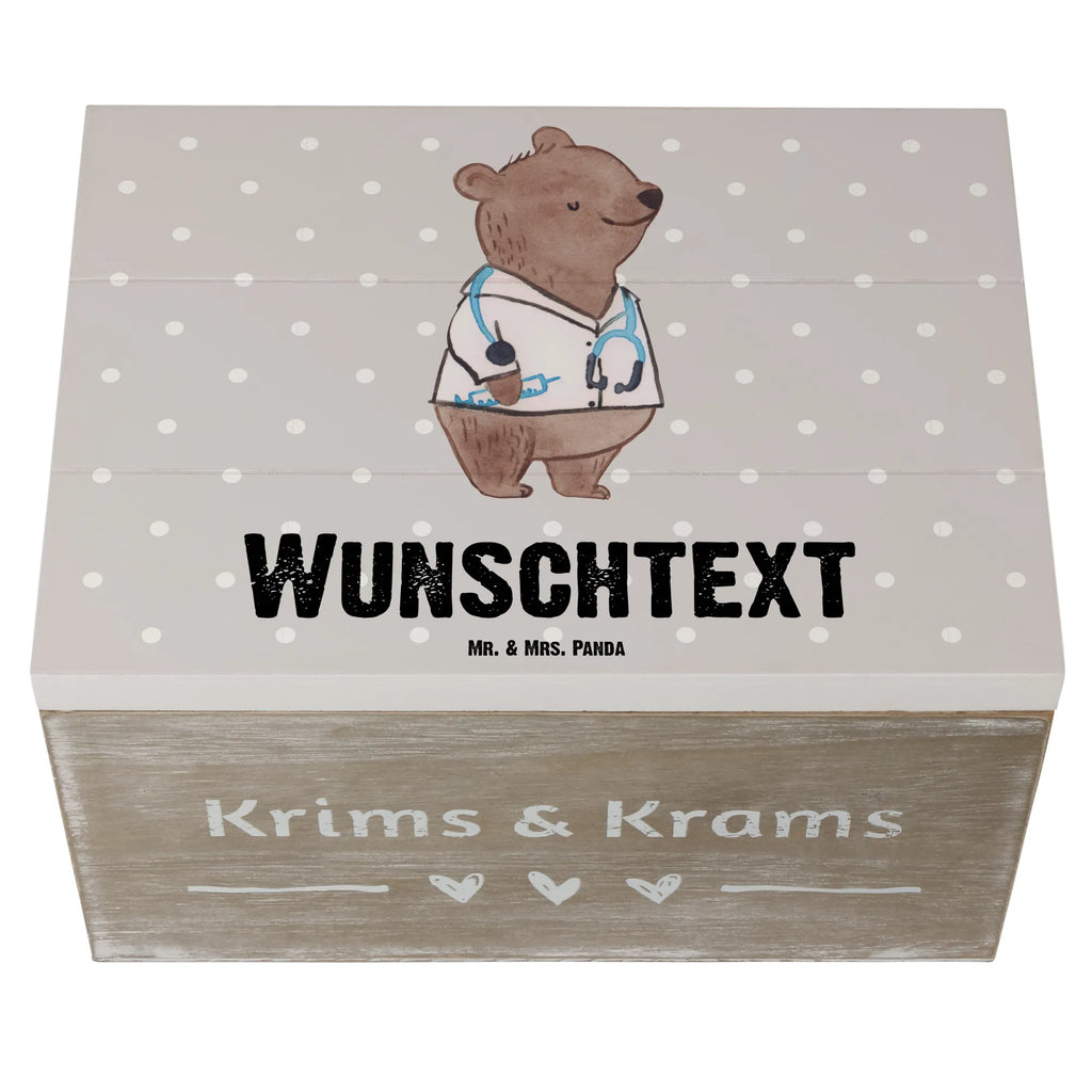 Personalisierte Holzkiste Arzt Herz Holzkiste mit Namen, Kiste mit Namen, Schatzkiste mit Namen, Truhe mit Namen, Schatulle mit Namen, Erinnerungsbox mit Namen, Erinnerungskiste, mit Namen, Dekokiste mit Namen, Aufbewahrungsbox mit Namen, Holzkiste Personalisiert, Kiste Personalisiert, Schatzkiste Personalisiert, Truhe Personalisiert, Schatulle Personalisiert, Erinnerungsbox Personalisiert, Erinnerungskiste Personalisiert, Dekokiste Personalisiert, Aufbewahrungsbox Personalisiert, Geschenkbox personalisiert, GEschenkdose personalisiert, Beruf, Ausbildung, Jubiläum, Abschied, Rente, Kollege, Kollegin, Geschenk, Schenken, Arbeitskollege, Mitarbeiter, Firma, Danke, Dankeschön, Arzt, Hausarzt, Mediziner, Doktor, Medizinstudium, Doktortitel, Arztpraxis