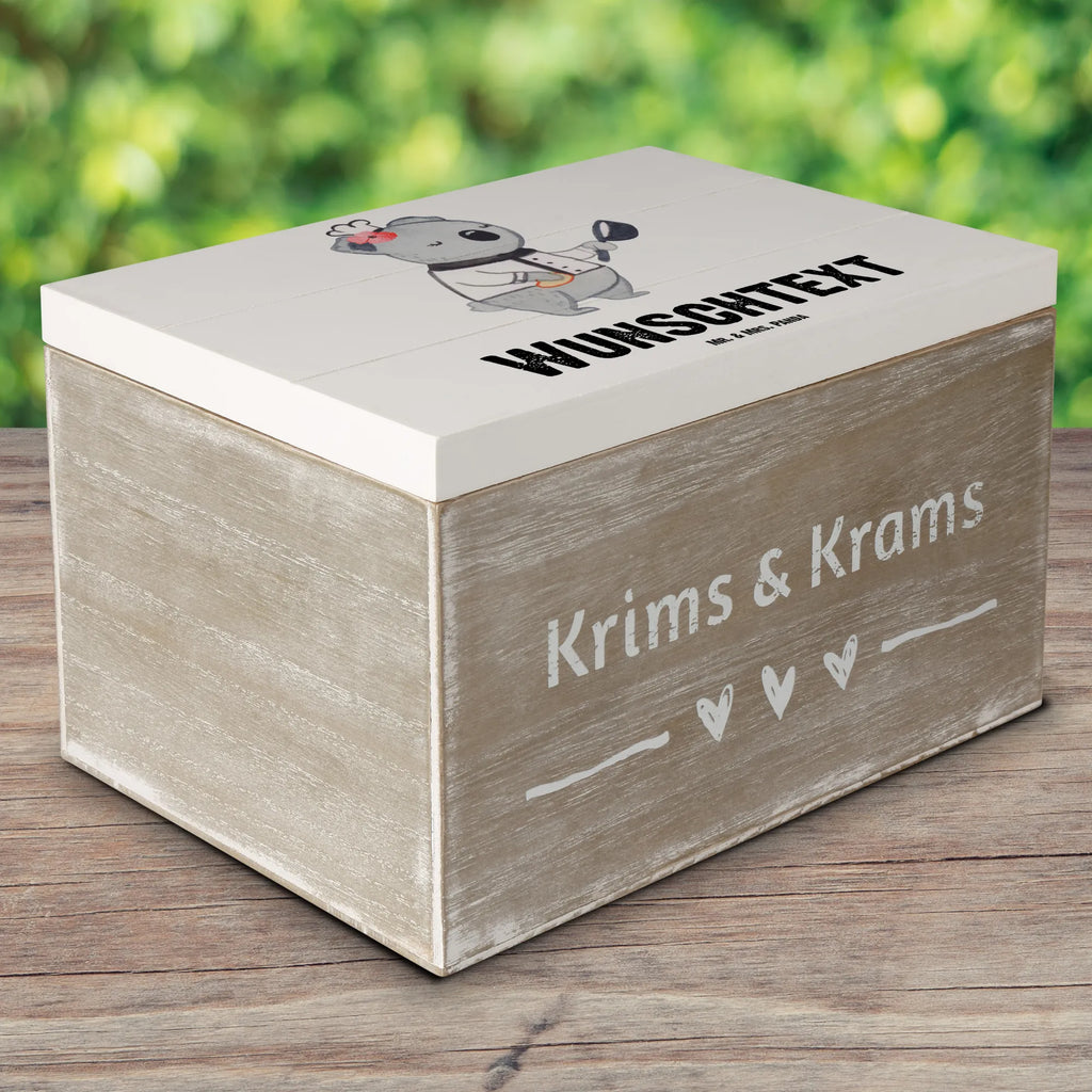 Personalisierte Holzkiste Beiköchin Herz Holzkiste mit Namen, Kiste mit Namen, Schatzkiste mit Namen, Truhe mit Namen, Schatulle mit Namen, Erinnerungsbox mit Namen, Erinnerungskiste, mit Namen, Dekokiste mit Namen, Aufbewahrungsbox mit Namen, Holzkiste Personalisiert, Kiste Personalisiert, Schatzkiste Personalisiert, Truhe Personalisiert, Schatulle Personalisiert, Erinnerungsbox Personalisiert, Erinnerungskiste Personalisiert, Dekokiste Personalisiert, Aufbewahrungsbox Personalisiert, Geschenkbox personalisiert, GEschenkdose personalisiert, Beruf, Ausbildung, Jubiläum, Abschied, Rente, Kollege, Kollegin, Geschenk, Schenken, Arbeitskollege, Mitarbeiter, Firma, Danke, Dankeschön, Beiköchin, Spülhilfe, Hilfsköchin, Jungkoch, Küchenhilfe, Gastronomie, Restaurant, Köchin