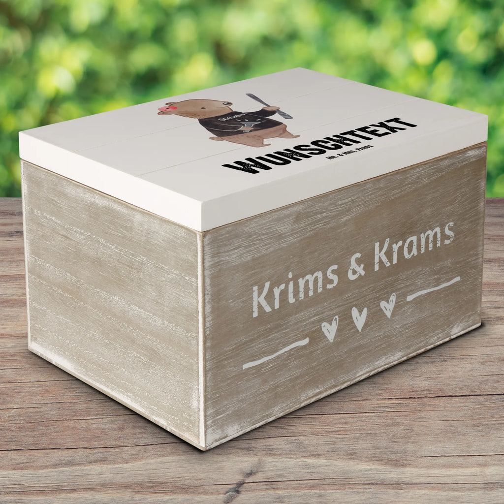 Personalisierte Holzkiste Security Mitarbeiterin mit Herz Holzkiste mit Namen, Kiste mit Namen, Schatzkiste mit Namen, Truhe mit Namen, Schatulle mit Namen, Erinnerungsbox mit Namen, Erinnerungskiste, mit Namen, Dekokiste mit Namen, Aufbewahrungsbox mit Namen, Holzkiste Personalisiert, Kiste Personalisiert, Schatzkiste Personalisiert, Truhe Personalisiert, Schatulle Personalisiert, Erinnerungsbox Personalisiert, Erinnerungskiste Personalisiert, Dekokiste Personalisiert, Aufbewahrungsbox Personalisiert, Geschenkbox personalisiert, GEschenkdose personalisiert, Beruf, Ausbildung, Jubiläum, Abschied, Rente, Kollege, Kollegin, Geschenk, Schenken, Arbeitskollege, Mitarbeiter, Firma, Danke, Dankeschön