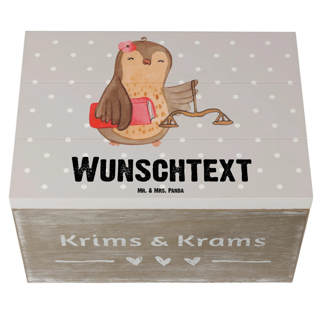 Personalisierte Holzkiste Juristin mit Herz Holzkiste mit Namen, Kiste mit Namen, Schatzkiste mit Namen, Truhe mit Namen, Schatulle mit Namen, Erinnerungsbox mit Namen, Erinnerungskiste, mit Namen, Dekokiste mit Namen, Aufbewahrungsbox mit Namen, Holzkiste Personalisiert, Kiste Personalisiert, Schatzkiste Personalisiert, Truhe Personalisiert, Schatulle Personalisiert, Erinnerungsbox Personalisiert, Erinnerungskiste Personalisiert, Dekokiste Personalisiert, Aufbewahrungsbox Personalisiert, Geschenkbox personalisiert, GEschenkdose personalisiert, Beruf, Ausbildung, Jubiläum, Abschied, Rente, Kollege, Kollegin, Geschenk, Schenken, Arbeitskollege, Mitarbeiter, Firma, Danke, Dankeschön, Juristin, Anwältin, Jura Studium, Master of laws, Staatsexamen, Jurastudent, Anwaltskanzlei