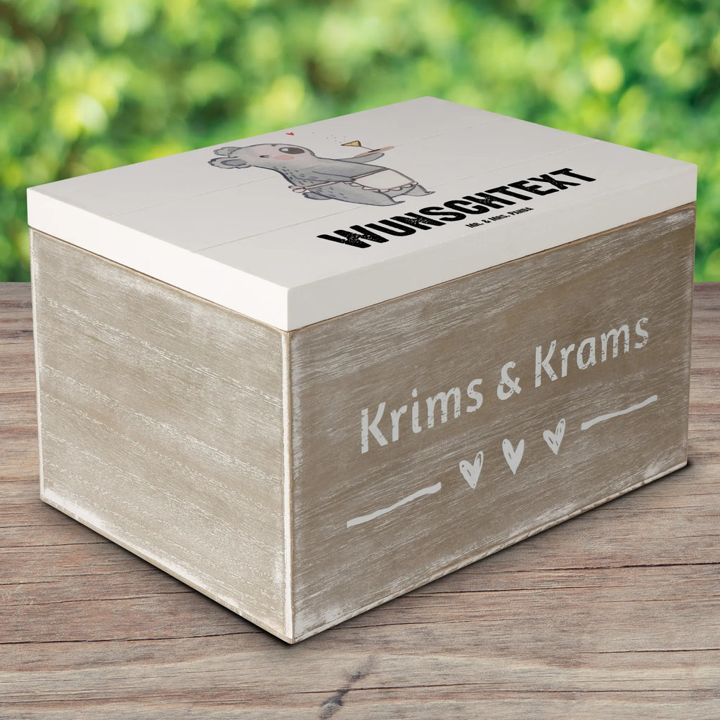 Personalisierte Holzkiste Gastwirtin Herz Holzkiste mit Namen, Kiste mit Namen, Schatzkiste mit Namen, Truhe mit Namen, Schatulle mit Namen, Erinnerungsbox mit Namen, Erinnerungskiste, mit Namen, Dekokiste mit Namen, Aufbewahrungsbox mit Namen, Holzkiste Personalisiert, Kiste Personalisiert, Schatzkiste Personalisiert, Truhe Personalisiert, Schatulle Personalisiert, Erinnerungsbox Personalisiert, Erinnerungskiste Personalisiert, Dekokiste Personalisiert, Aufbewahrungsbox Personalisiert, Geschenkbox personalisiert, GEschenkdose personalisiert, Beruf, Ausbildung, Jubiläum, Abschied, Rente, Kollege, Kollegin, Geschenk, Schenken, Arbeitskollege, Mitarbeiter, Firma, Danke, Dankeschön, Kneipenwirtin, Gastwirtin, Gaststätte, Kneipe, Eröffnung, Barkeeperin, Rum, Bar