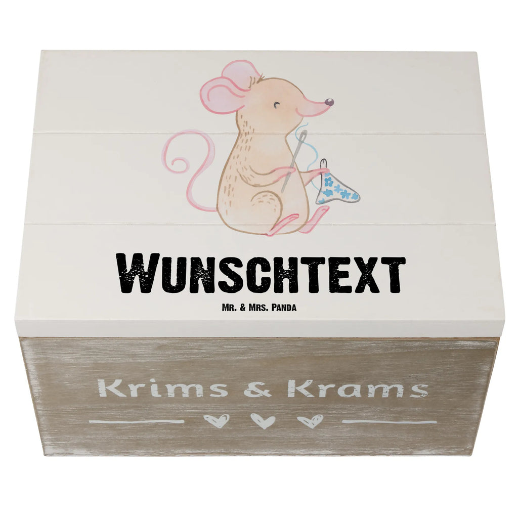 Personalisierte Holzkiste Maus Nähen Holzkiste mit Namen, Kiste mit Namen, Schatzkiste mit Namen, Truhe mit Namen, Schatulle mit Namen, Erinnerungsbox mit Namen, Erinnerungskiste, mit Namen, Dekokiste mit Namen, Aufbewahrungsbox mit Namen, Holzkiste Personalisiert, Kiste Personalisiert, Schatzkiste Personalisiert, Truhe Personalisiert, Schatulle Personalisiert, Erinnerungsbox Personalisiert, Erinnerungskiste Personalisiert, Dekokiste Personalisiert, Aufbewahrungsbox Personalisiert, Geschenkbox personalisiert, GEschenkdose personalisiert, Geschenk, Sport, Sportart, Hobby, Schenken, Danke, Dankeschön, Auszeichnung, Gewinn, Sportler, Nähen, kreatives Hobby, Nähkurs, Nähmaschine, DIY