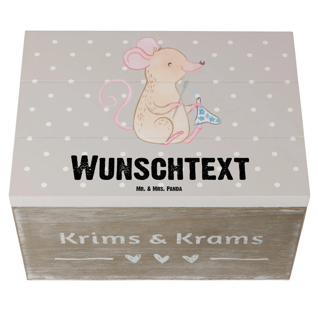 Personalisierte Holzkiste Maus Nähen Holzkiste mit Namen, Kiste mit Namen, Schatzkiste mit Namen, Truhe mit Namen, Schatulle mit Namen, Erinnerungsbox mit Namen, Erinnerungskiste, mit Namen, Dekokiste mit Namen, Aufbewahrungsbox mit Namen, Holzkiste Personalisiert, Kiste Personalisiert, Schatzkiste Personalisiert, Truhe Personalisiert, Schatulle Personalisiert, Erinnerungsbox Personalisiert, Erinnerungskiste Personalisiert, Dekokiste Personalisiert, Aufbewahrungsbox Personalisiert, Geschenkbox personalisiert, GEschenkdose personalisiert, Geschenk, Sport, Sportart, Hobby, Schenken, Danke, Dankeschön, Auszeichnung, Gewinn, Sportler, Nähen, kreatives Hobby, Nähkurs, Nähmaschine, DIY