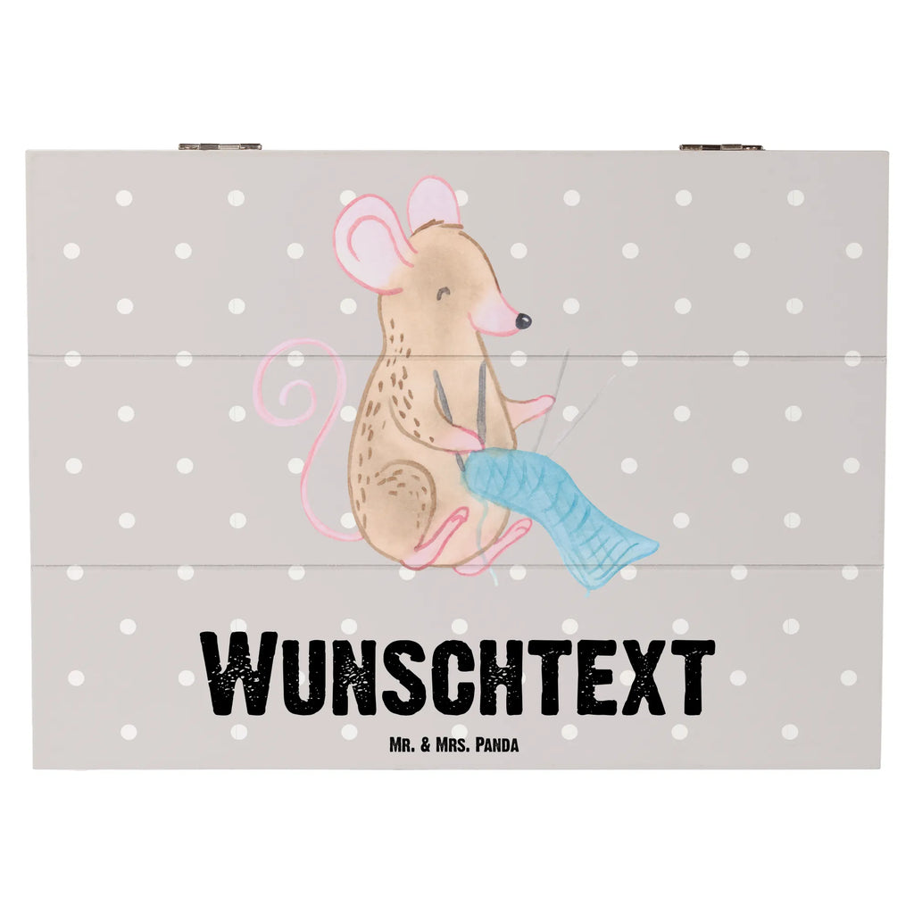 Personalisierte Holzkiste Maus Stricken Holzkiste mit Namen, Kiste mit Namen, Schatzkiste mit Namen, Truhe mit Namen, Schatulle mit Namen, Erinnerungsbox mit Namen, Erinnerungskiste, mit Namen, Dekokiste mit Namen, Aufbewahrungsbox mit Namen, Holzkiste Personalisiert, Kiste Personalisiert, Schatzkiste Personalisiert, Truhe Personalisiert, Schatulle Personalisiert, Erinnerungsbox Personalisiert, Erinnerungskiste Personalisiert, Dekokiste Personalisiert, Aufbewahrungsbox Personalisiert, Geschenkbox personalisiert, GEschenkdose personalisiert, Geschenk, Sport, Sportart, Hobby, Schenken, Danke, Dankeschön, Auszeichnung, Gewinn, Sportler, Stricken, DIY