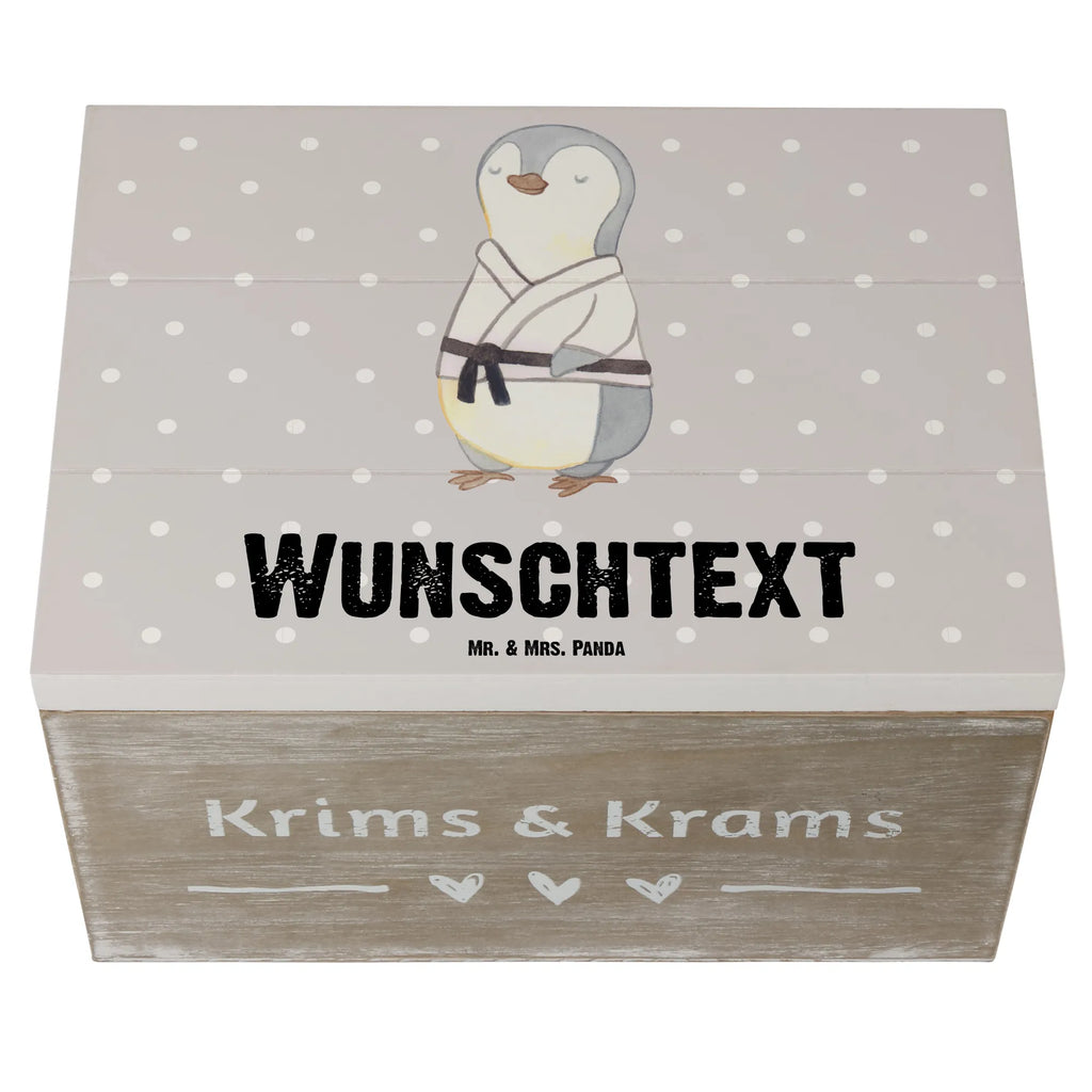 Personalisierte Holzkiste Pinguin Karate Holzkiste mit Namen, Kiste mit Namen, Schatzkiste mit Namen, Truhe mit Namen, Schatulle mit Namen, Erinnerungsbox mit Namen, Erinnerungskiste, mit Namen, Dekokiste mit Namen, Aufbewahrungsbox mit Namen, Holzkiste Personalisiert, Kiste Personalisiert, Schatzkiste Personalisiert, Truhe Personalisiert, Schatulle Personalisiert, Erinnerungsbox Personalisiert, Erinnerungskiste Personalisiert, Dekokiste Personalisiert, Aufbewahrungsbox Personalisiert, Geschenkbox personalisiert, GEschenkdose personalisiert, Geschenk, Sport, Sportart, Hobby, Schenken, Danke, Dankeschön, Auszeichnung, Gewinn, Sportler, Karate, Kampfsportart, Selbstverteidigung, Kampfkunst, Karate Verein