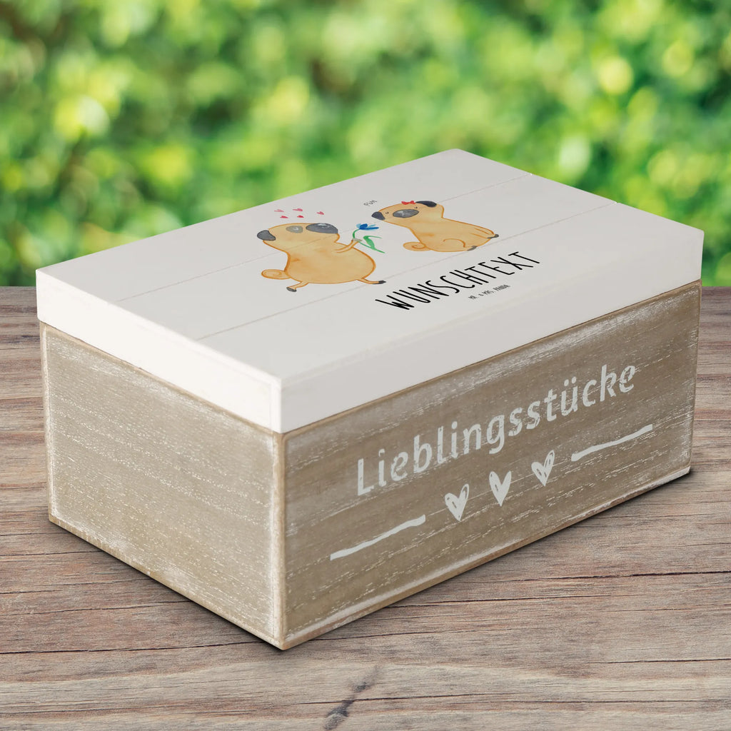 Personalisierte Holzkiste Mops Verliebt Holzkiste mit Namen, Kiste mit Namen, Schatzkiste mit Namen, Truhe mit Namen, Schatulle mit Namen, Erinnerungsbox mit Namen, Erinnerungskiste, mit Namen, Dekokiste mit Namen, Aufbewahrungsbox mit Namen, Holzkiste Personalisiert, Kiste Personalisiert, Schatzkiste Personalisiert, Truhe Personalisiert, Schatulle Personalisiert, Erinnerungsbox Personalisiert, Erinnerungskiste Personalisiert, Dekokiste Personalisiert, Aufbewahrungsbox Personalisiert, Geschenkbox personalisiert, GEschenkdose personalisiert, Hund, Hundemotiv, Haustier, Hunderasse, Tierliebhaber, Hundebesitzer, Sprüche, Mops, Möpse, Hundeliebe, verliebt, Liebe, Liebesspruch. Verlobt, Geschenk Freund, Partner