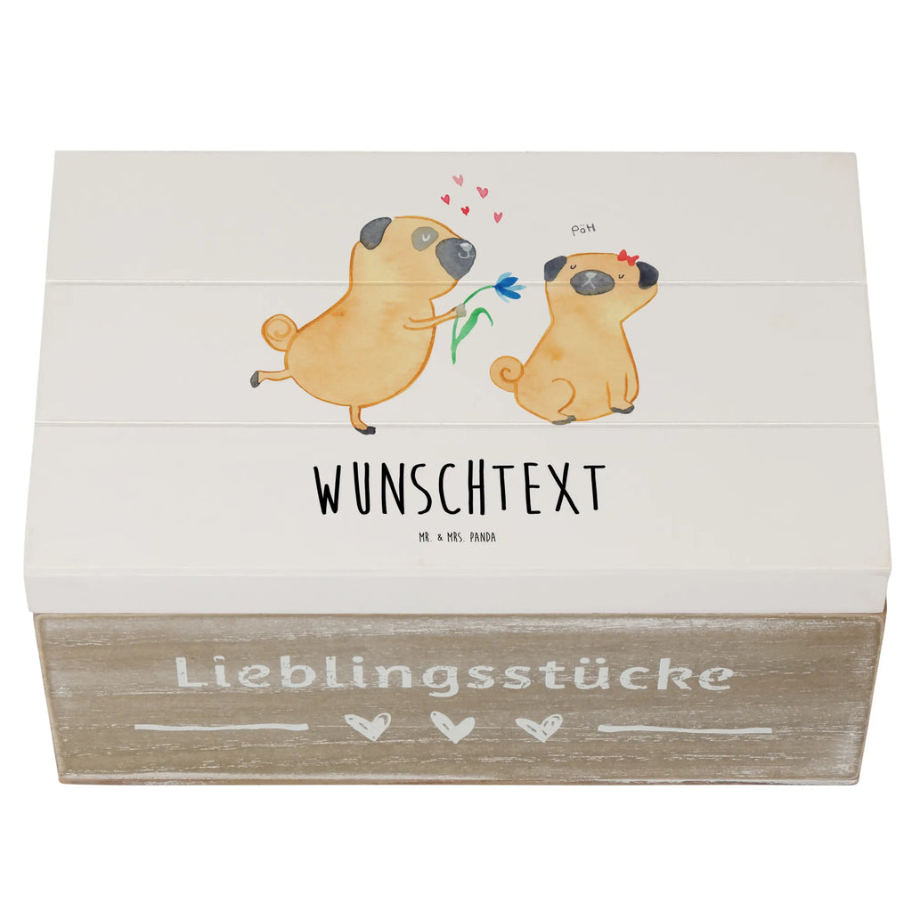 Personalisierte Holzkiste Mops Verliebt Holzkiste mit Namen, Kiste mit Namen, Schatzkiste mit Namen, Truhe mit Namen, Schatulle mit Namen, Erinnerungsbox mit Namen, Erinnerungskiste, mit Namen, Dekokiste mit Namen, Aufbewahrungsbox mit Namen, Holzkiste Personalisiert, Kiste Personalisiert, Schatzkiste Personalisiert, Truhe Personalisiert, Schatulle Personalisiert, Erinnerungsbox Personalisiert, Erinnerungskiste Personalisiert, Dekokiste Personalisiert, Aufbewahrungsbox Personalisiert, Geschenkbox personalisiert, GEschenkdose personalisiert, Hund, Hundemotiv, Haustier, Hunderasse, Tierliebhaber, Hundebesitzer, Sprüche, Mops, Möpse, Hundeliebe, verliebt, Liebe, Liebesspruch. Verlobt, Geschenk Freund, Partner