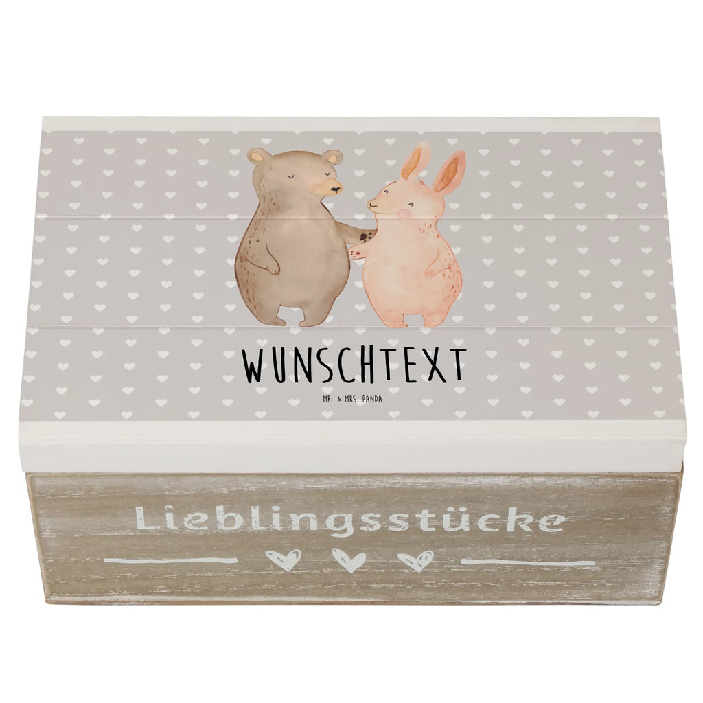 Personalisierte Holzkiste Bär und Hase Umarmen Holzkiste mit Namen, Kiste mit Namen, Schatzkiste mit Namen, Truhe mit Namen, Schatulle mit Namen, Erinnerungsbox mit Namen, Erinnerungskiste, mit Namen, Dekokiste mit Namen, Aufbewahrungsbox mit Namen, Holzkiste Personalisiert, Kiste Personalisiert, Schatzkiste Personalisiert, Truhe Personalisiert, Schatulle Personalisiert, Erinnerungsbox Personalisiert, Erinnerungskiste Personalisiert, Dekokiste Personalisiert, Aufbewahrungsbox Personalisiert, Geschenkbox personalisiert, GEschenkdose personalisiert, Liebe, Partner, Freund, Freundin, Ehemann, Ehefrau, Heiraten, Verlobung, Heiratsantrag, Liebesgeschenk, Jahrestag, Hocheitstag, Freunde, bester Freund, Hase, Bär, Bärchen, best friends