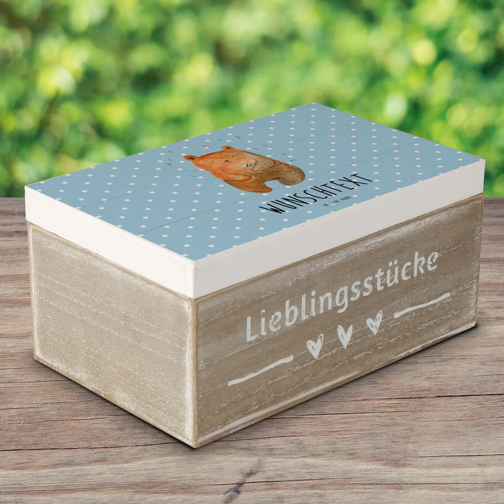 Personalisierte Holzkiste Bär Party Holzkiste mit Namen, Kiste mit Namen, Schatzkiste mit Namen, Truhe mit Namen, Schatulle mit Namen, Erinnerungsbox mit Namen, Erinnerungskiste, mit Namen, Dekokiste mit Namen, Aufbewahrungsbox mit Namen, Holzkiste Personalisiert, Kiste Personalisiert, Schatzkiste Personalisiert, Truhe Personalisiert, Schatulle Personalisiert, Erinnerungsbox Personalisiert, Erinnerungskiste Personalisiert, Dekokiste Personalisiert, Aufbewahrungsbox Personalisiert, Geschenkbox personalisiert, GEschenkdose personalisiert, Bär, Teddy, Teddybär, Geburtstag, Geburtstagsgeschenk, Geschenk, Party, Feiern, Abfeiern, Mitbringsel, Gute Laune, Lustig